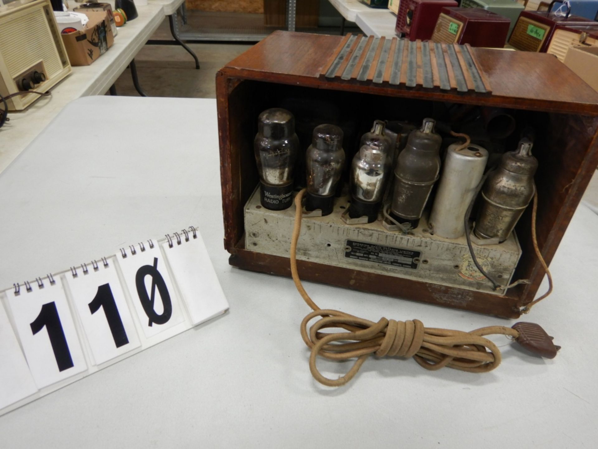 VINTAGE ROGERS MAJESTIC WOOD CABINET TUBE RADIO MODEL 4511 SERIAL # 4511-1512 - Image 2 of 2