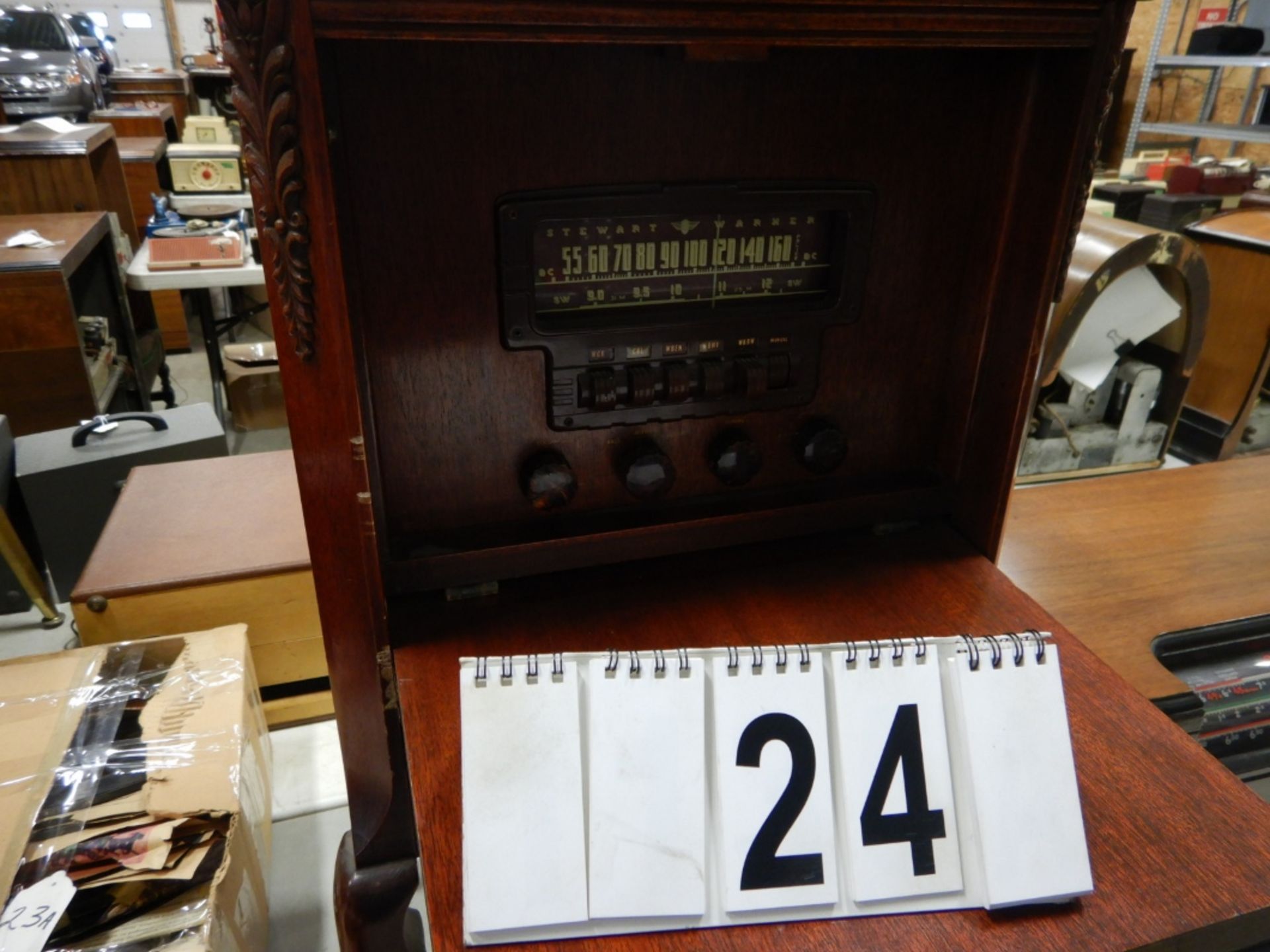 VINTAGE STEWART WARNER CHIPPENDALE COMMODE FLOOR MODEL 9001-DRADIO WITH OPEN FACE DOORWOOD BALL - Image 3 of 9