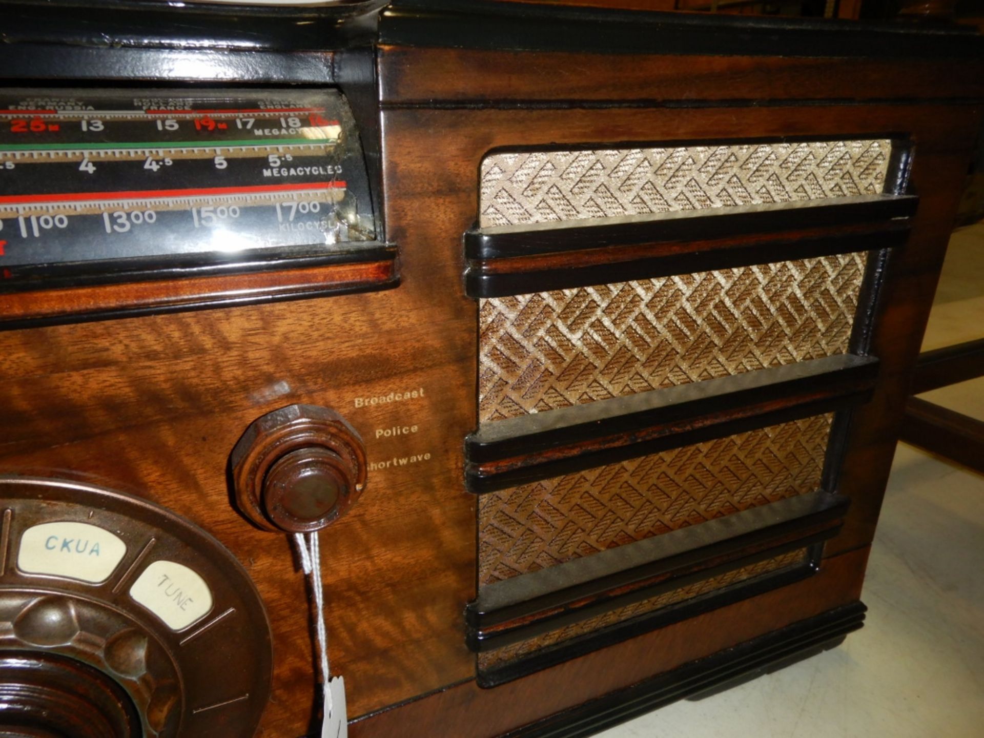 VINTAGE ROGERS TABLE TOP CABINET TUBE RADIO SER. # 7785BROADCAST, POLICE, SHORTWAVE - Image 4 of 5