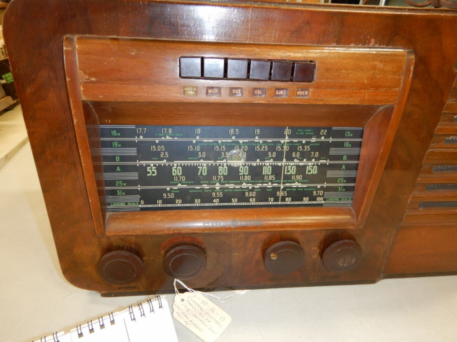 VINTAGE GE 1940'S BEAM-A-SCOPE RADIO NO AIREAL NO GROUND REQUIREDMODEL KL70; SERIAL # 346 WOOD CASE - Image 2 of 3