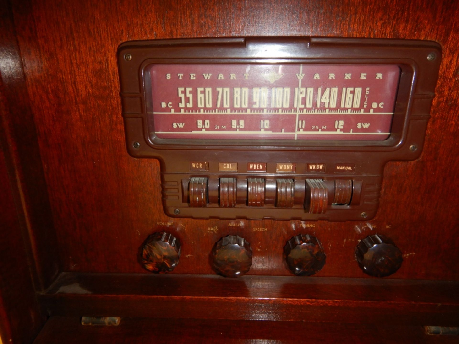 VINTAGE STEWART WARNER CHIPPENDALE COMMODE FLOOR MODEL 9001-DRADIO WITH OPEN FACE DOORWOOD BALL - Image 5 of 9