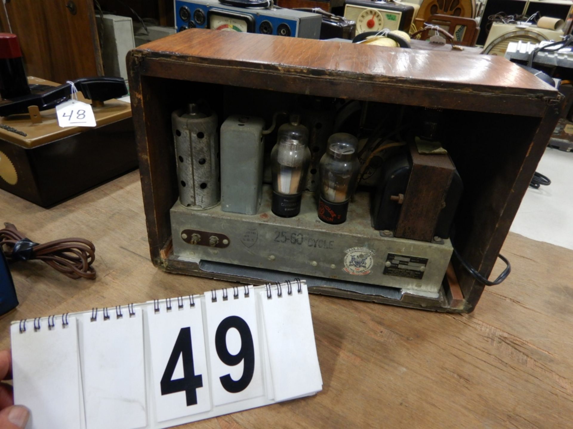 VINTAGE VIKING 1930'S WOOD CABINET TABLE TOP RADIO, MODEL 851-E; SERIAL # 173121, MADE BYDOMINION - Image 2 of 2