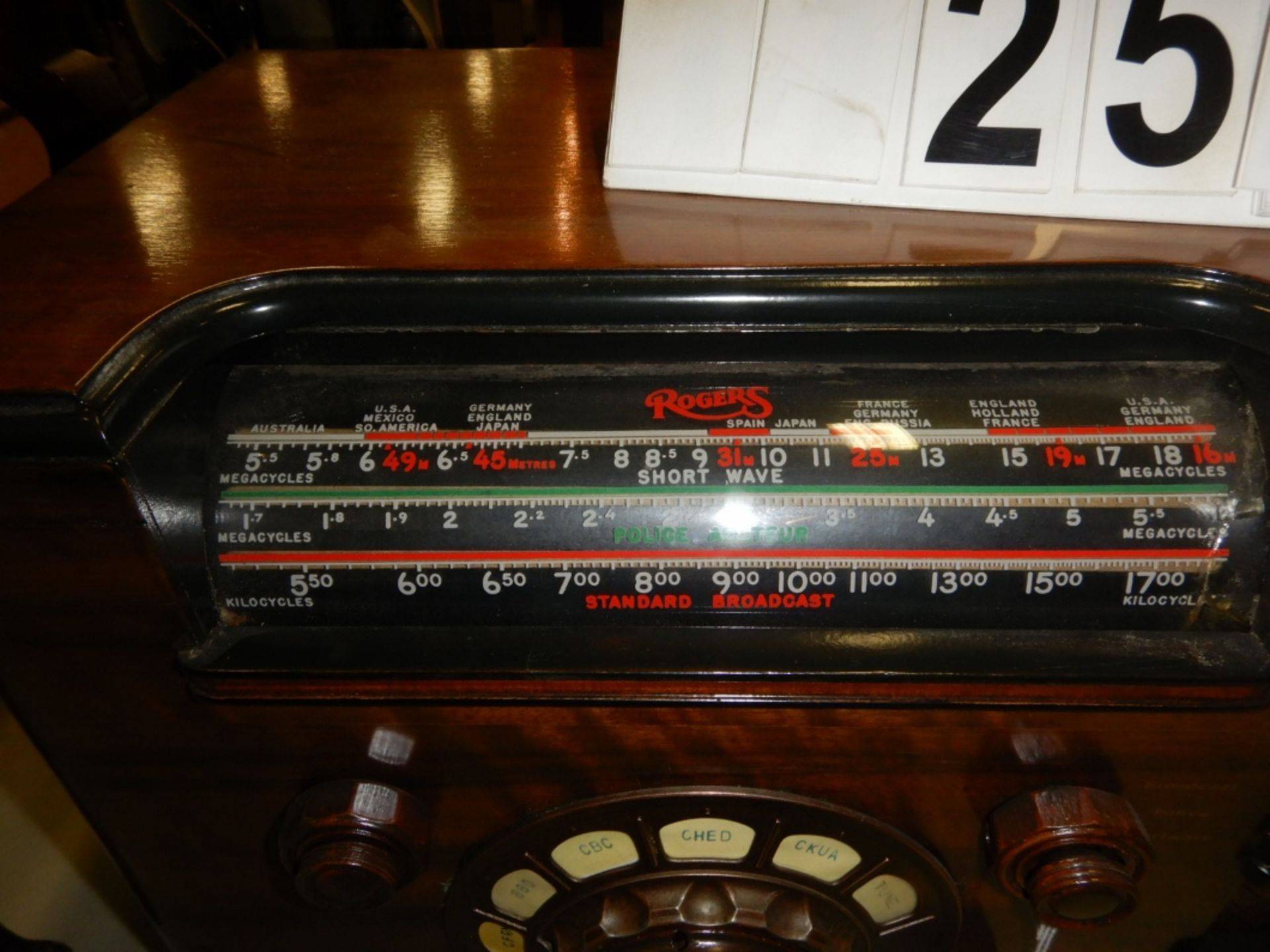 VINTAGE ROGERS TABLE TOP CABINET TUBE RADIO SER. # 7785BROADCAST, POLICE, SHORTWAVE - Image 2 of 5