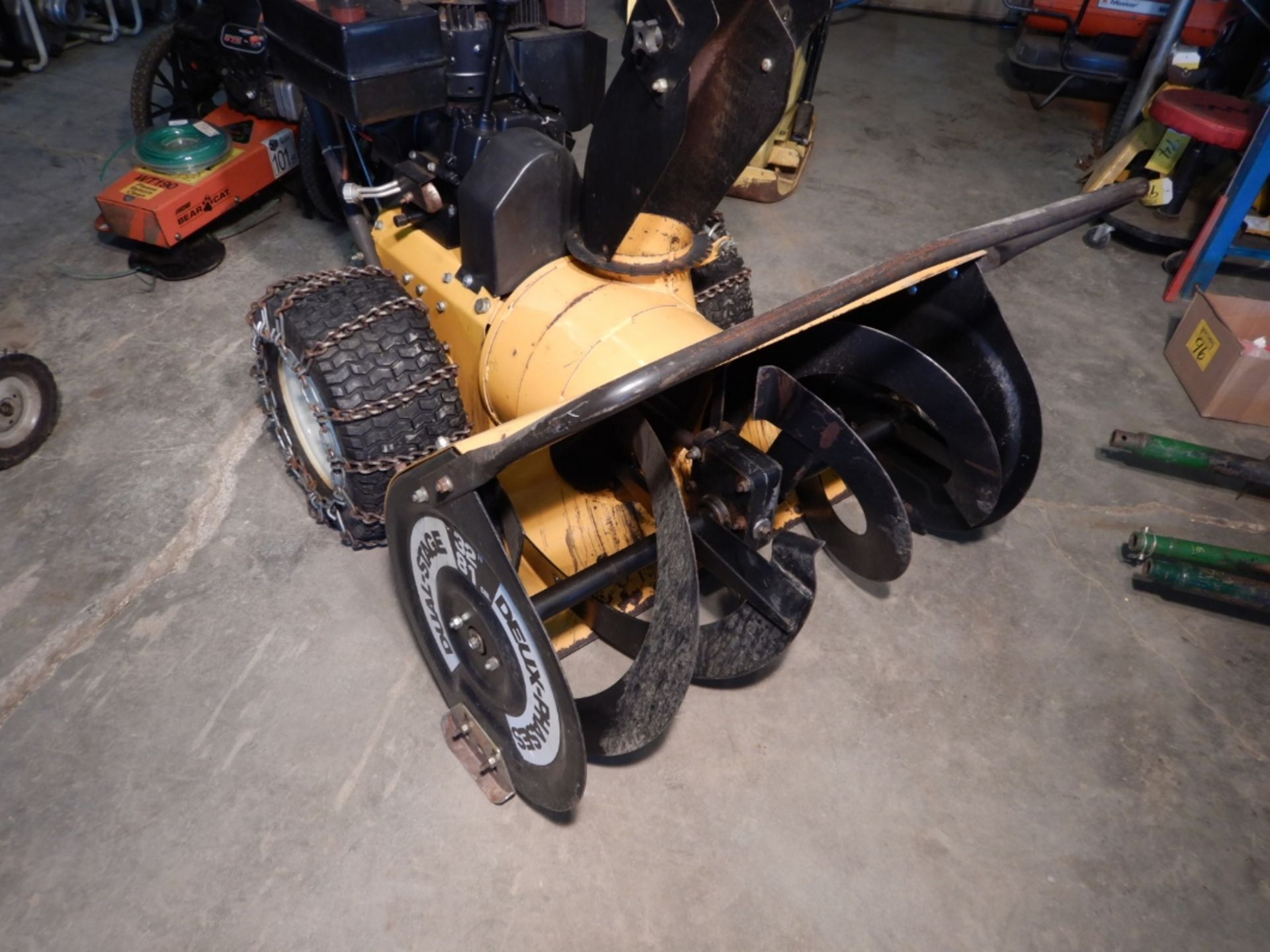 CANADIANA 10HP/32 INCH SNOWBLOWER DUAL-STAGE, CHAINS - Image 4 of 6