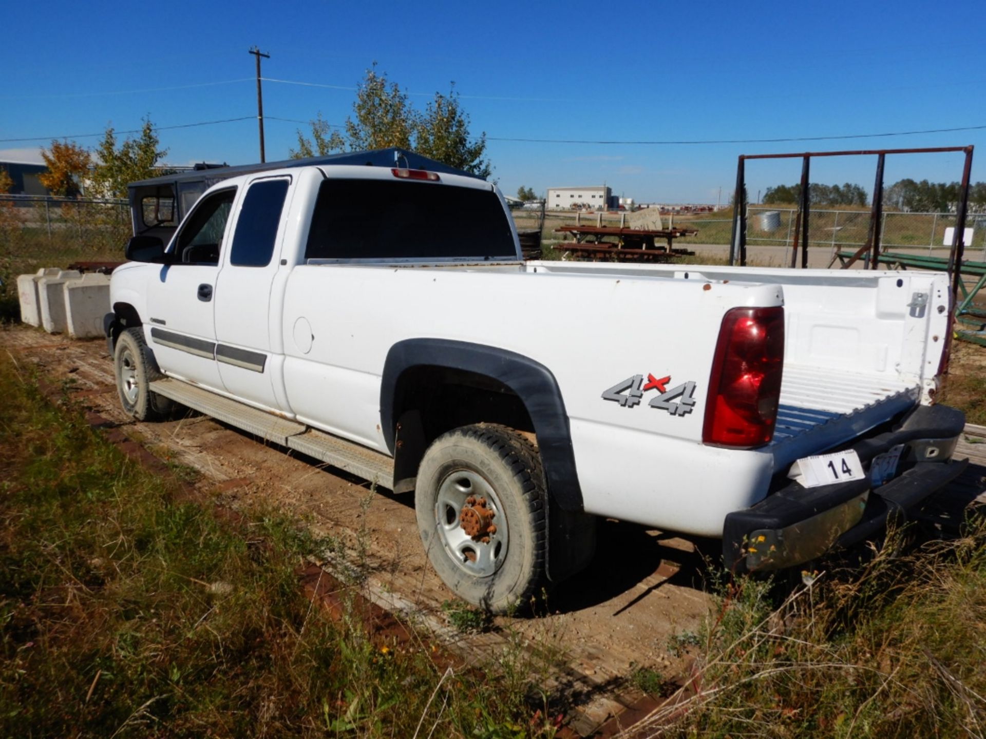 2003 CHEV 2500HD SILVERADO 4X4 PICKUP W/ EXT CAB 6.0 L V8 ENGINE, AT, IN-OPERABLE - Image 2 of 10