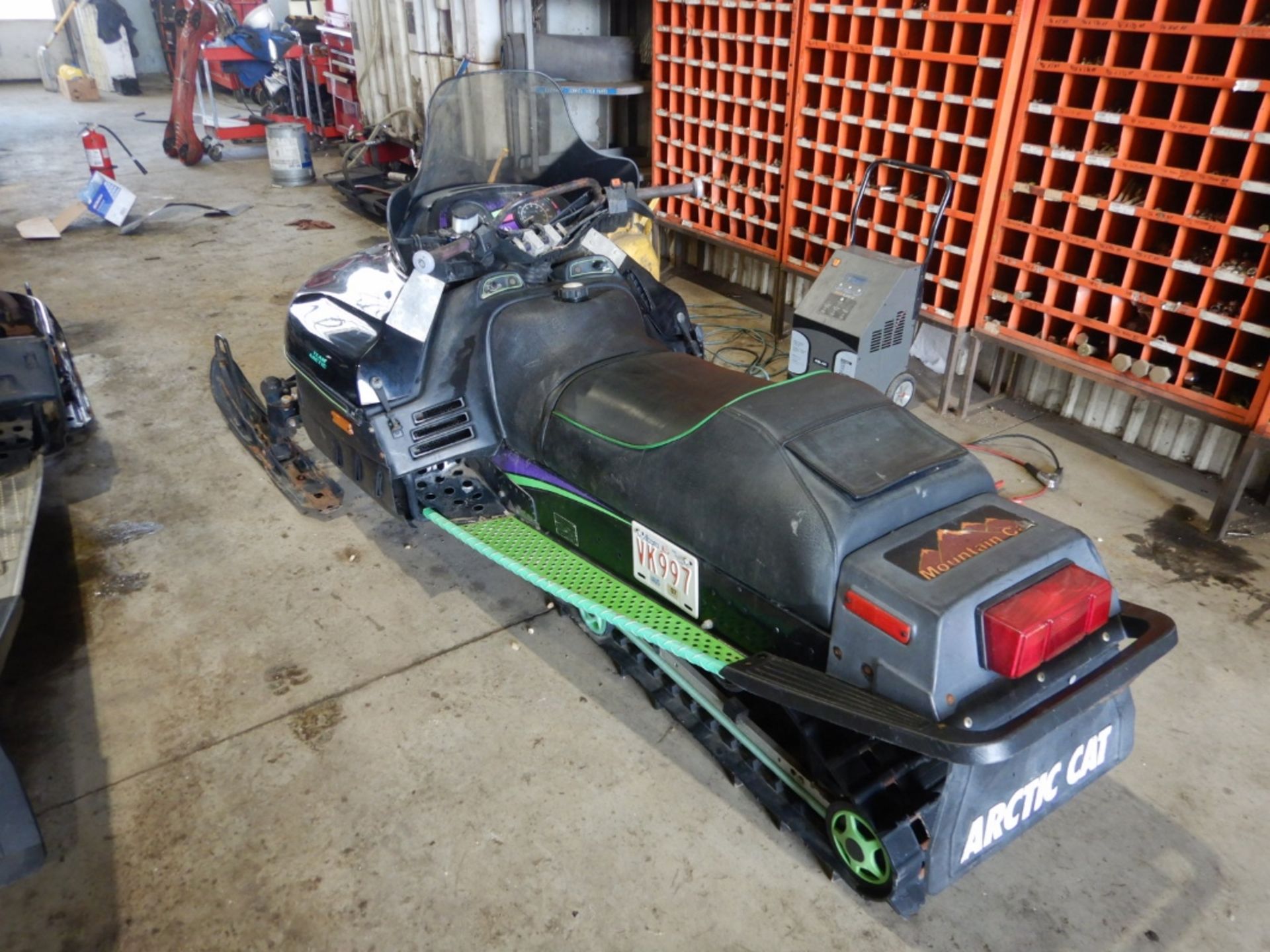 1995 ARTIC CAT 580 MOUNTAIN CAT SNOWMOBILE S/N 9626459, 1359 MILES SHOWING (RUNS GOOD, BRAKE - Image 2 of 8