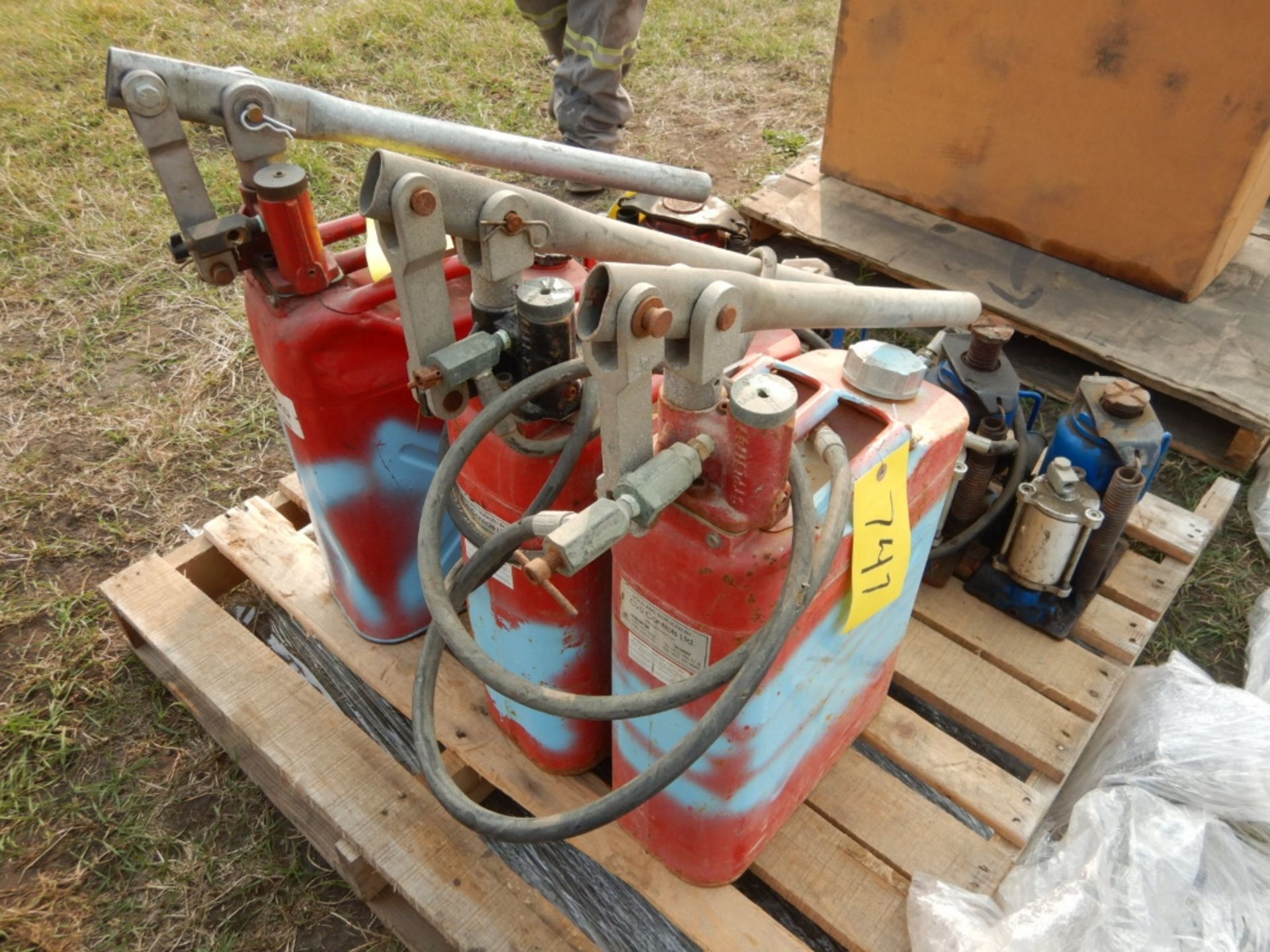 L/O 3-BAKER PUMP, 6-AIR/HYD. BOTTLE JACKS - Image 3 of 3