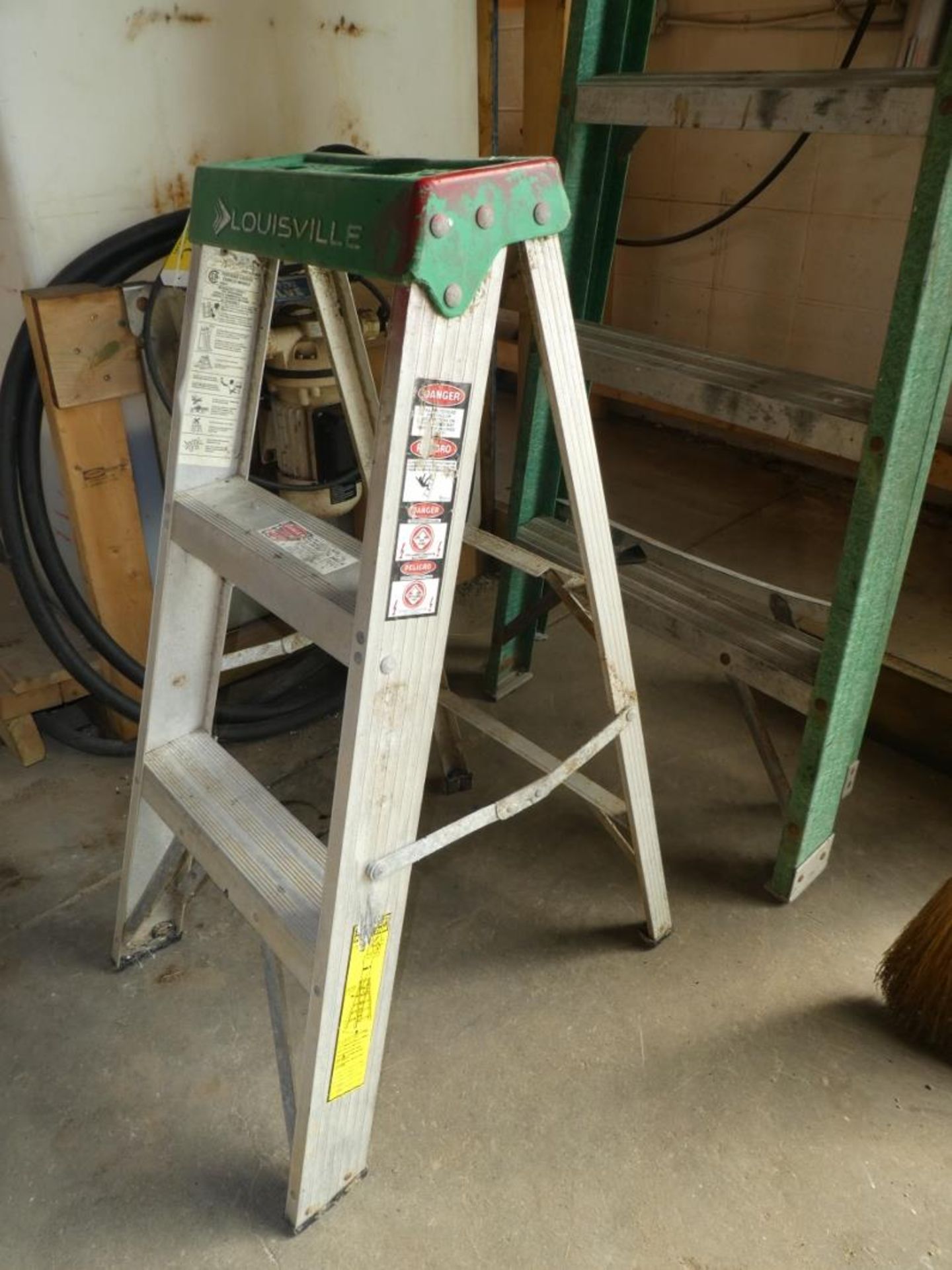 LOUISVILLE 2- FT ALUM STEP LADDER