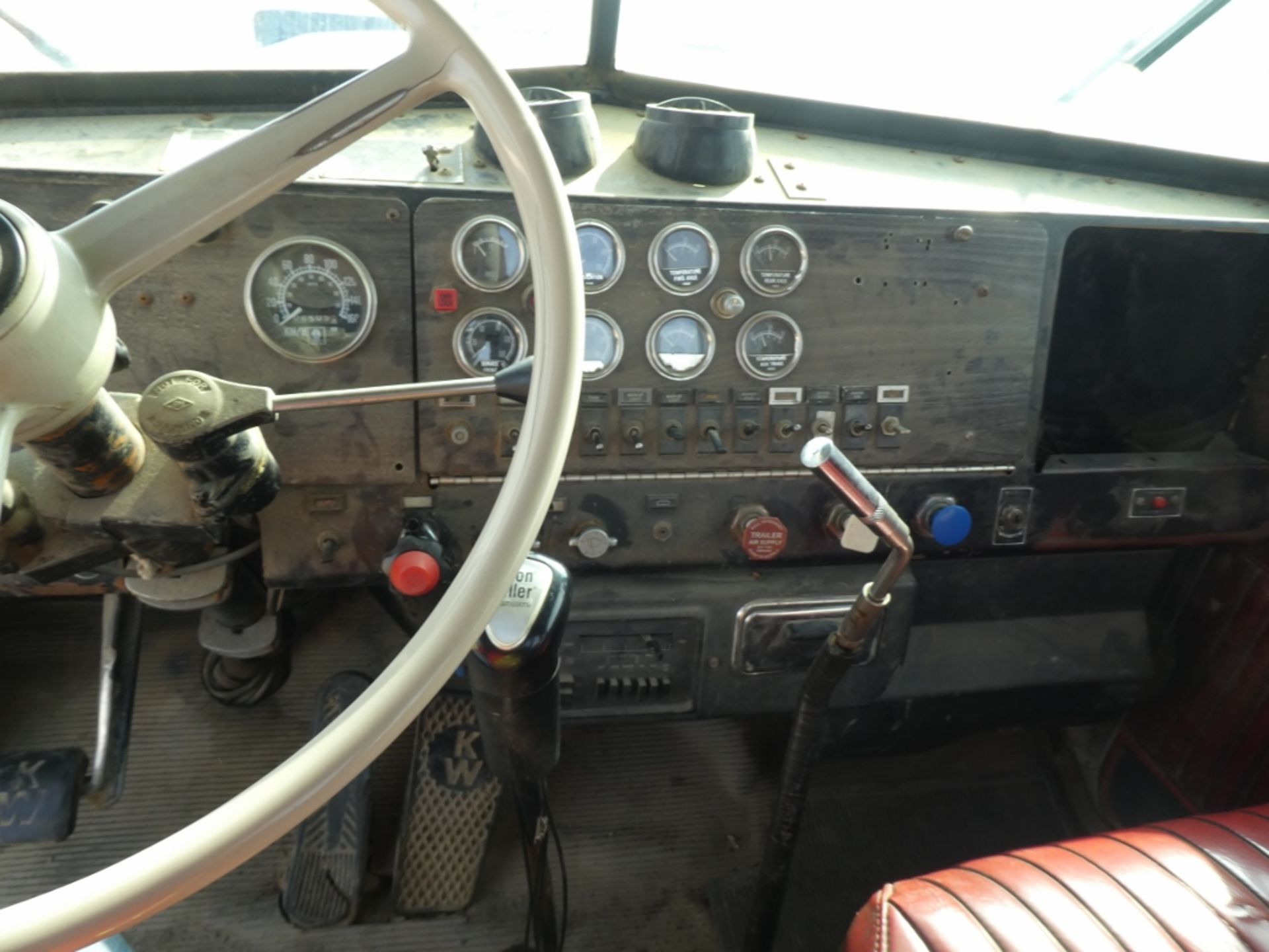 10/1980 KENWORTH LW 900 WINCH TRACTOR W/LIVE 20FT BED, DBL WINCH SYSTEM , ROAD RANGER TRANSMISSION, - Image 11 of 14