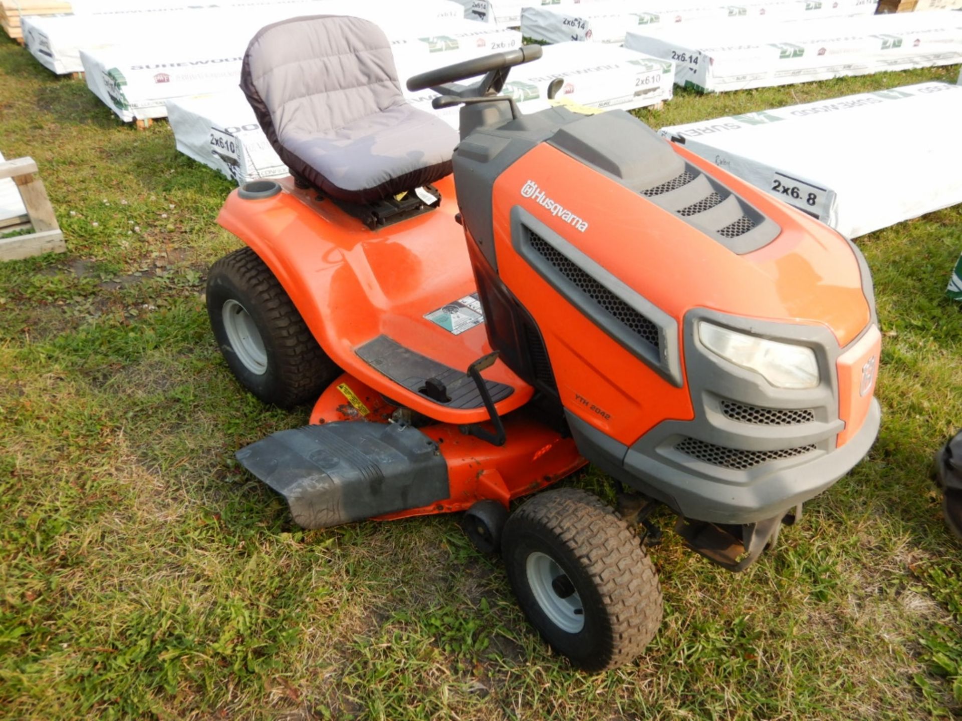 HUSQVARNA YTH 2042 LAWN TRACTOR - W/42" DECK 23 HP GAS ENGINE S/N 031412A001359