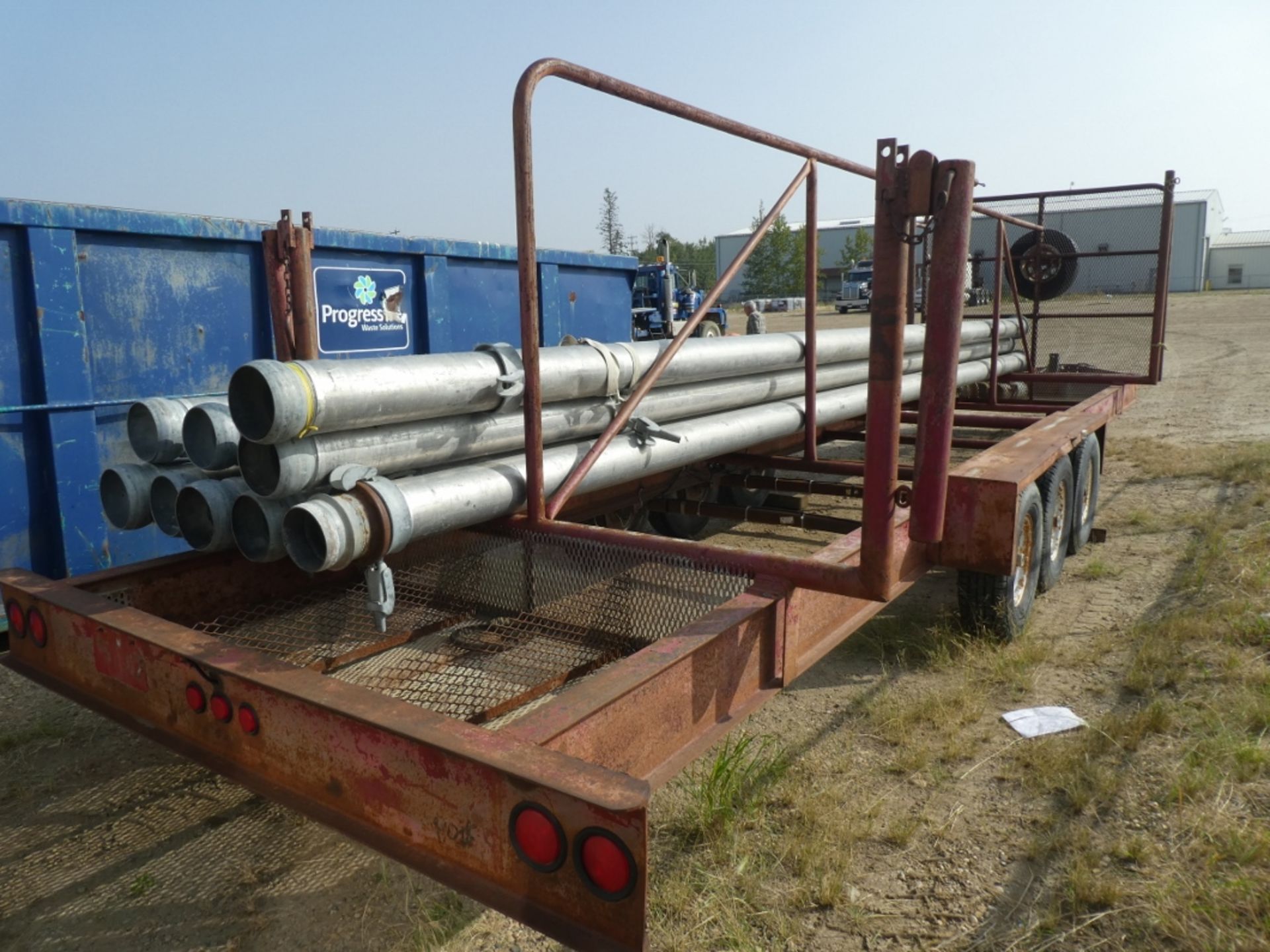 1993 ROD'S WELDING 40 FT, 3-8000 LB AXLES, TRANSPORT TRAILER W/FRONT HOSE BASKET & REAR CLAMP - Image 3 of 4