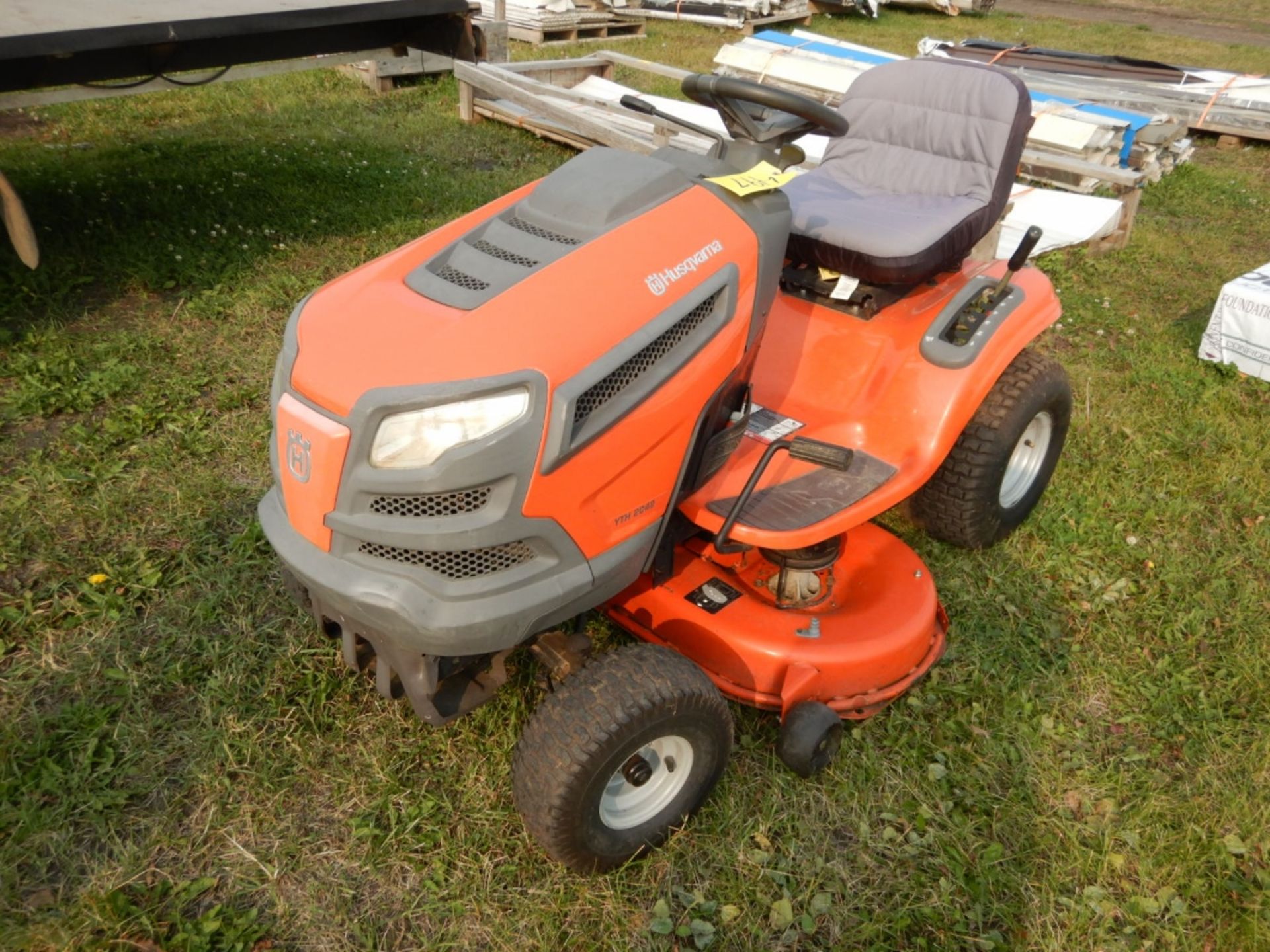 HUSQVARNA YTH 2042 LAWN TRACTOR - W/42" DECK 23 HP GAS ENGINE S/N 031412A001359 - Image 2 of 4