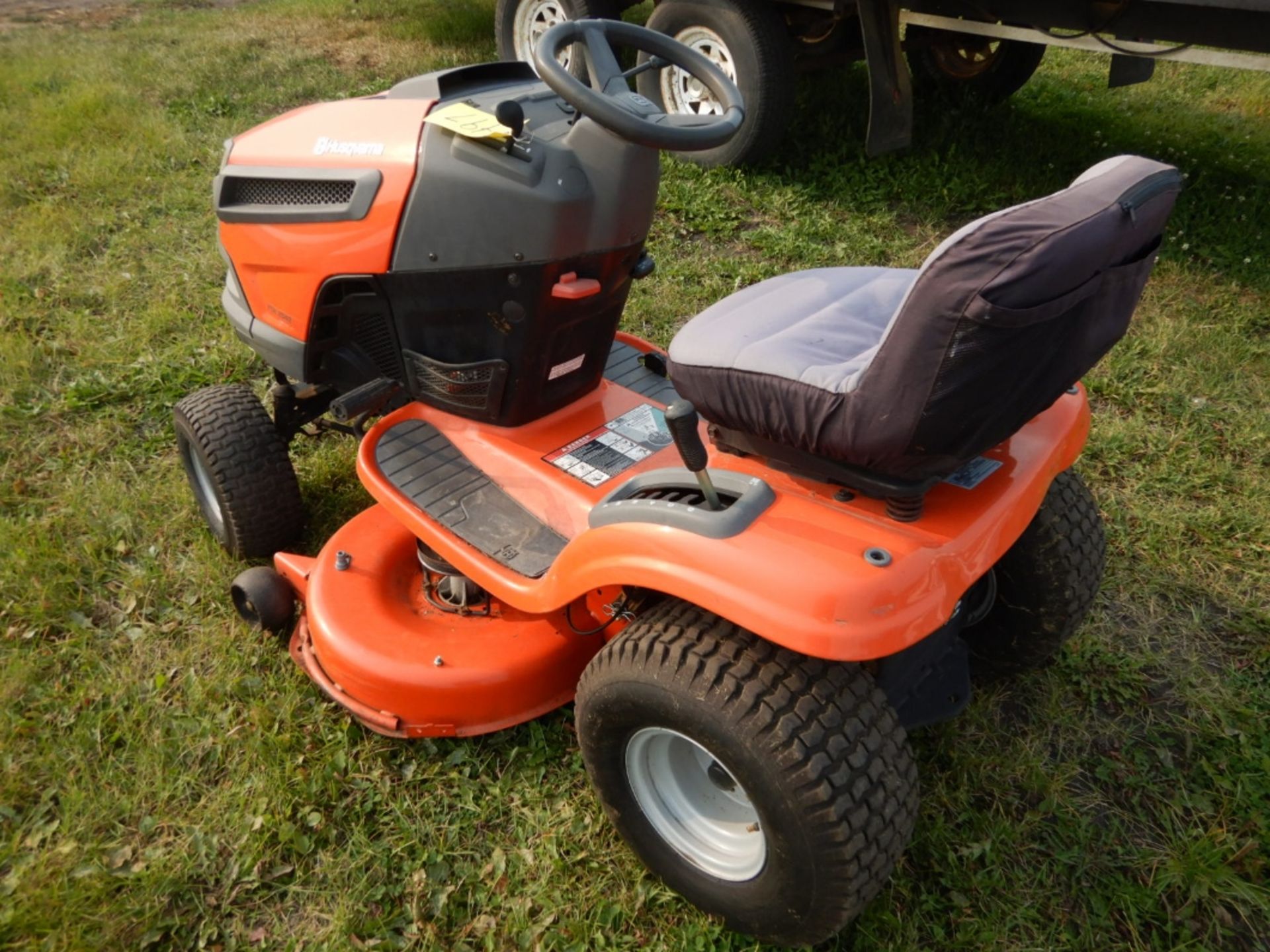 HUSQVARNA YTH 2042 LAWN TRACTOR - W/42" DECK 23 HP GAS ENGINE S/N 031412A001359 - Image 3 of 4