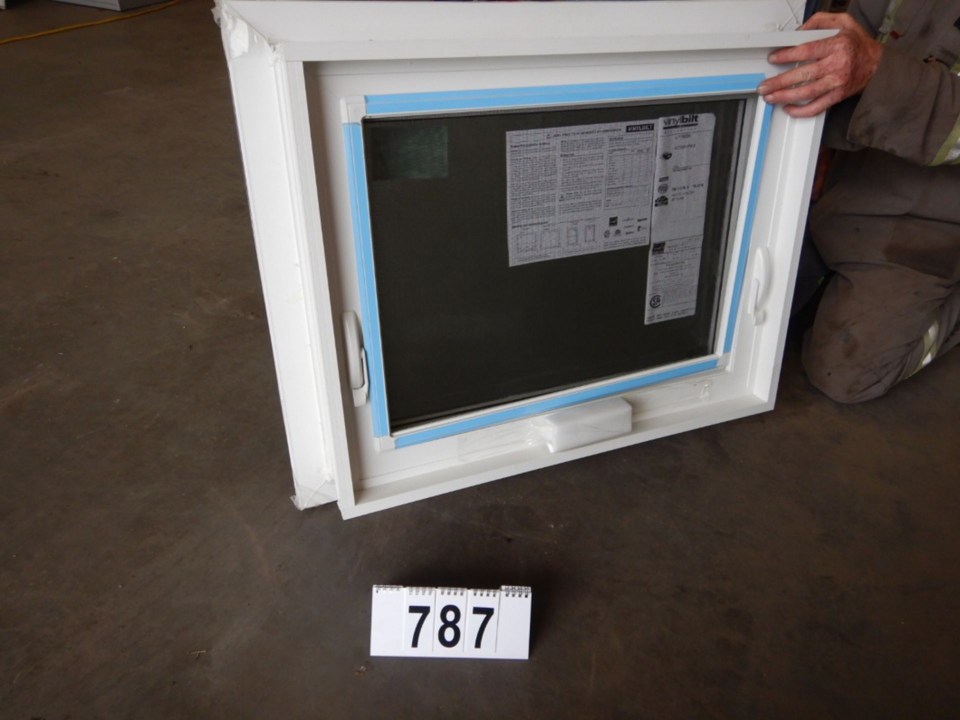 24" X 18 " BEIGE VINYL CLAD WINDOW - Image 2 of 2