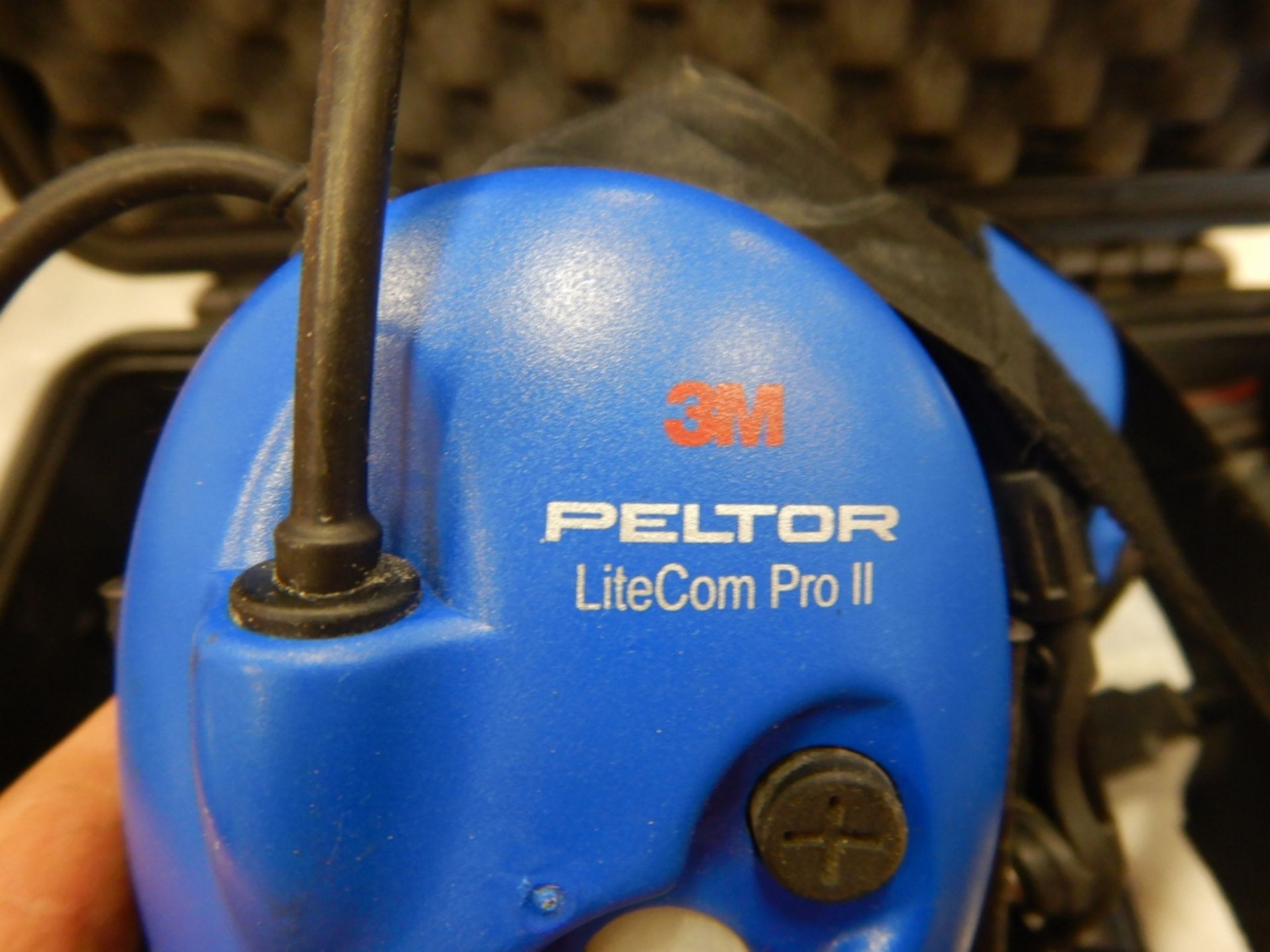 3M PELTOR LITECOM PRO2 HEAD PHONE SET W/ SPEAKER & RECEIVER W/ HARD COVER STORAGE BOX - Image 4 of 4