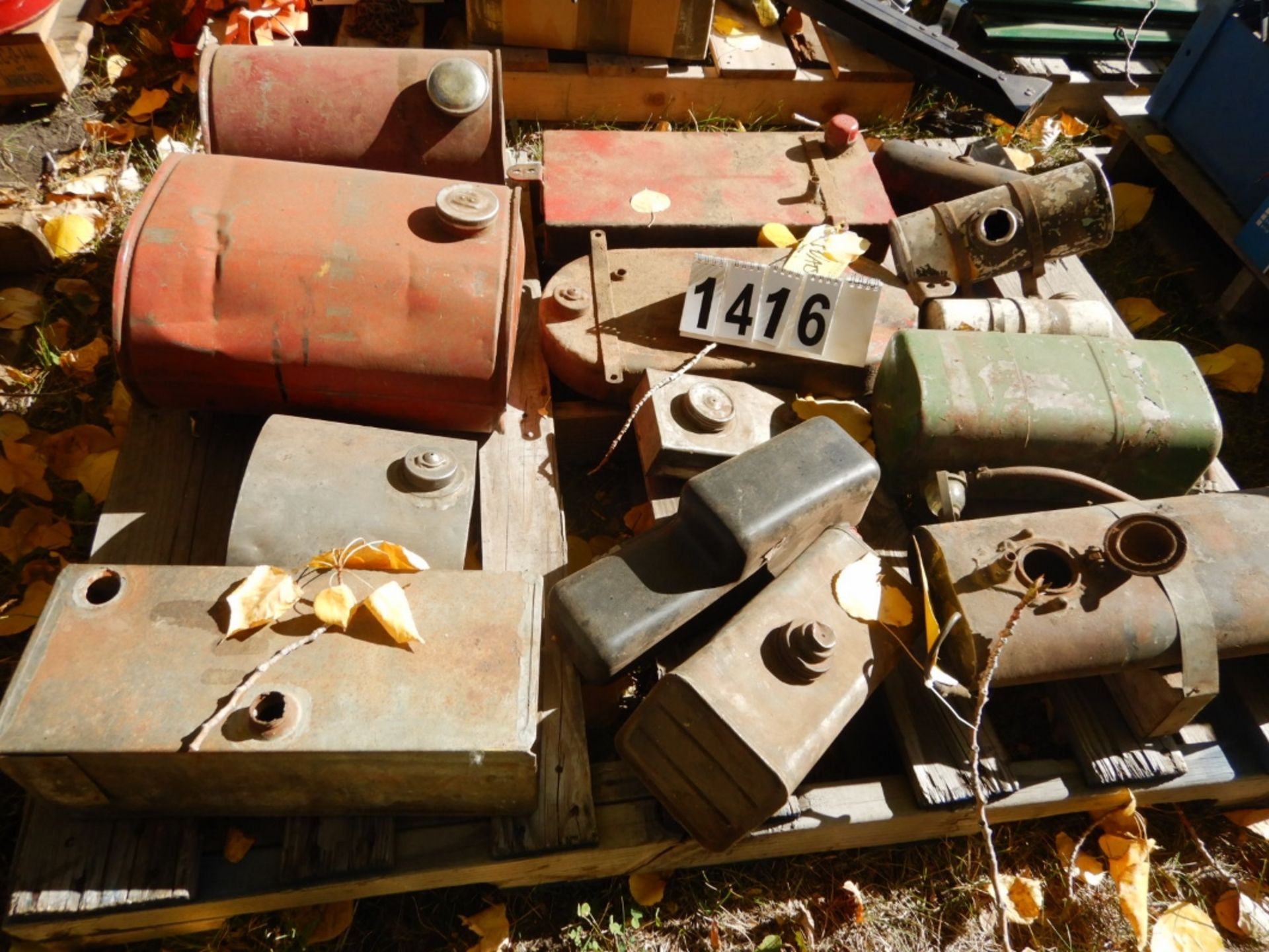 L/O ANTIQUE FUEL TANKS FOR SMALL ENGINES