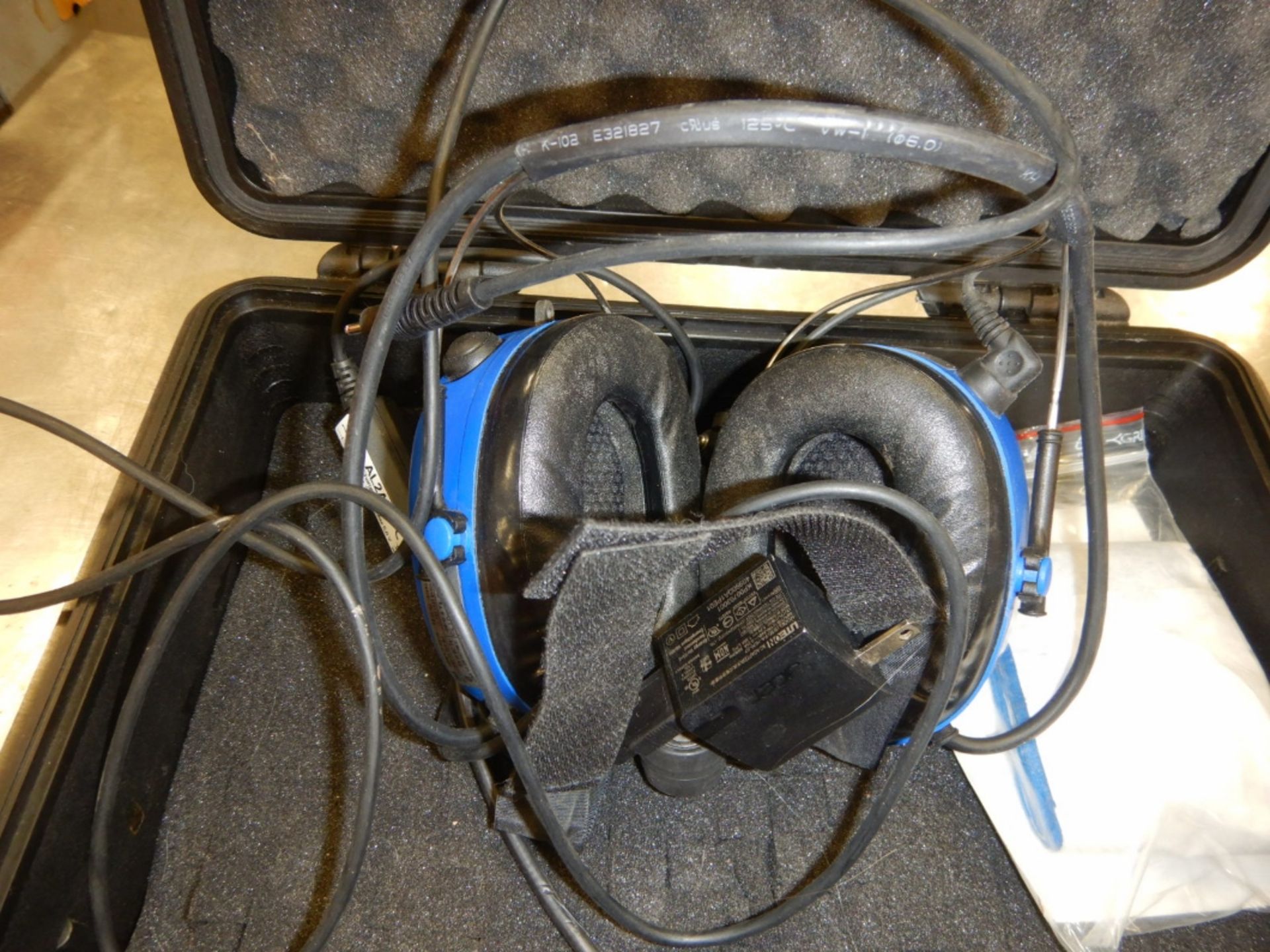 3M PELTOR LITECOM PRO2 HEAD PHONE SET W/ SPEAKER & RECEIVER W/ HARD COVER STORAGE BOX - Image 2 of 4