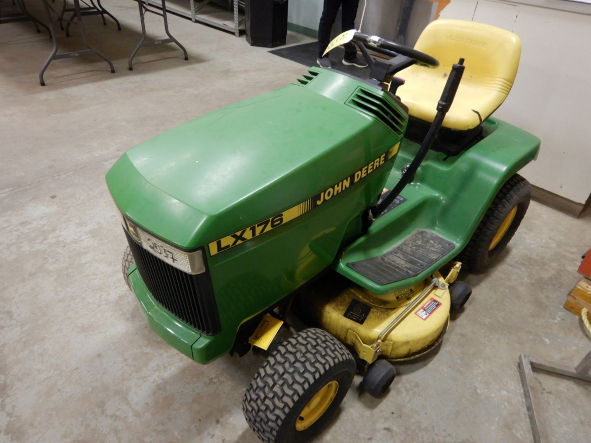 JOHN DEERE LX136 LAWN TRACTOR W/ 38" MULCHING DECK - INOPERABLE - HOLE IN ENGINE BLOCK - Image 2 of 4