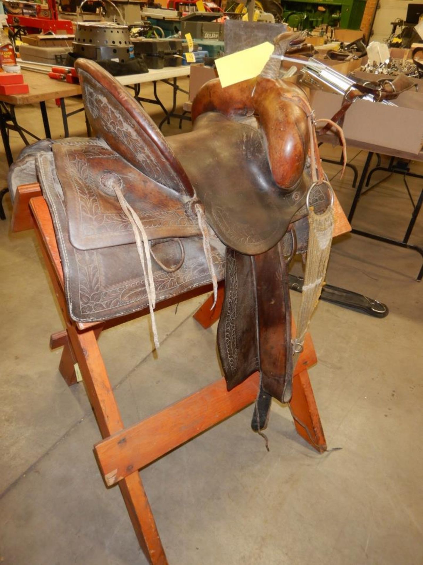 VINTAGE 14" WESTERN STOCK SADDLE, DBL RIG, RAWHIDE TREE, 15" FORKS, 6" CANTLE, RAWHIDE COVERED - Image 2 of 9