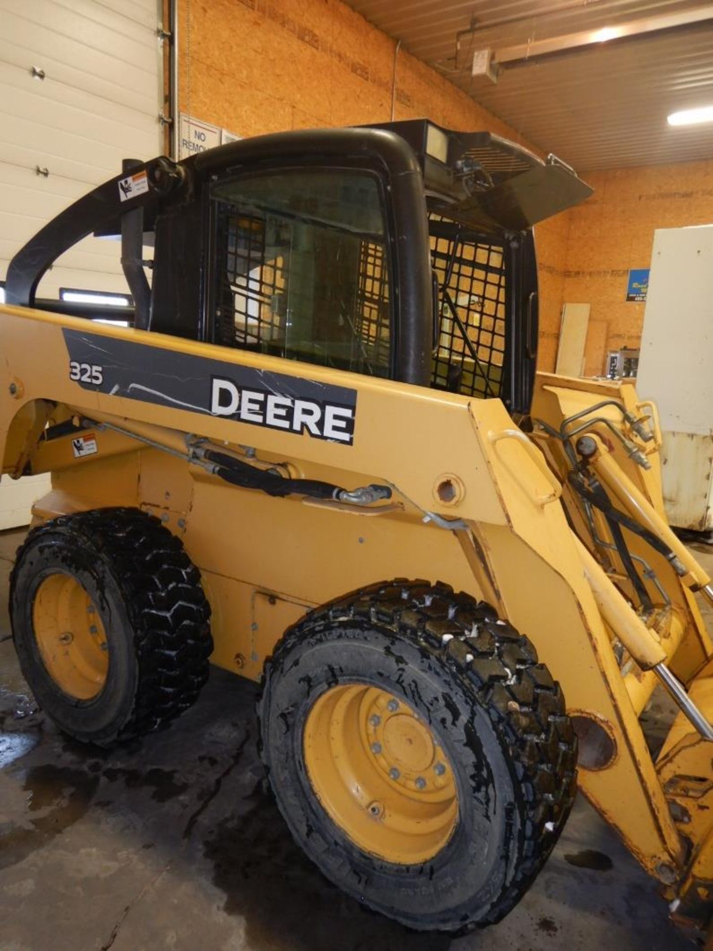 JOHN DEERE 325 SKID STEER W/ 79" SMOOTH BUCKET S/N T00325A124957, 2525 HRS SHOWING - Bild 5 aus 14