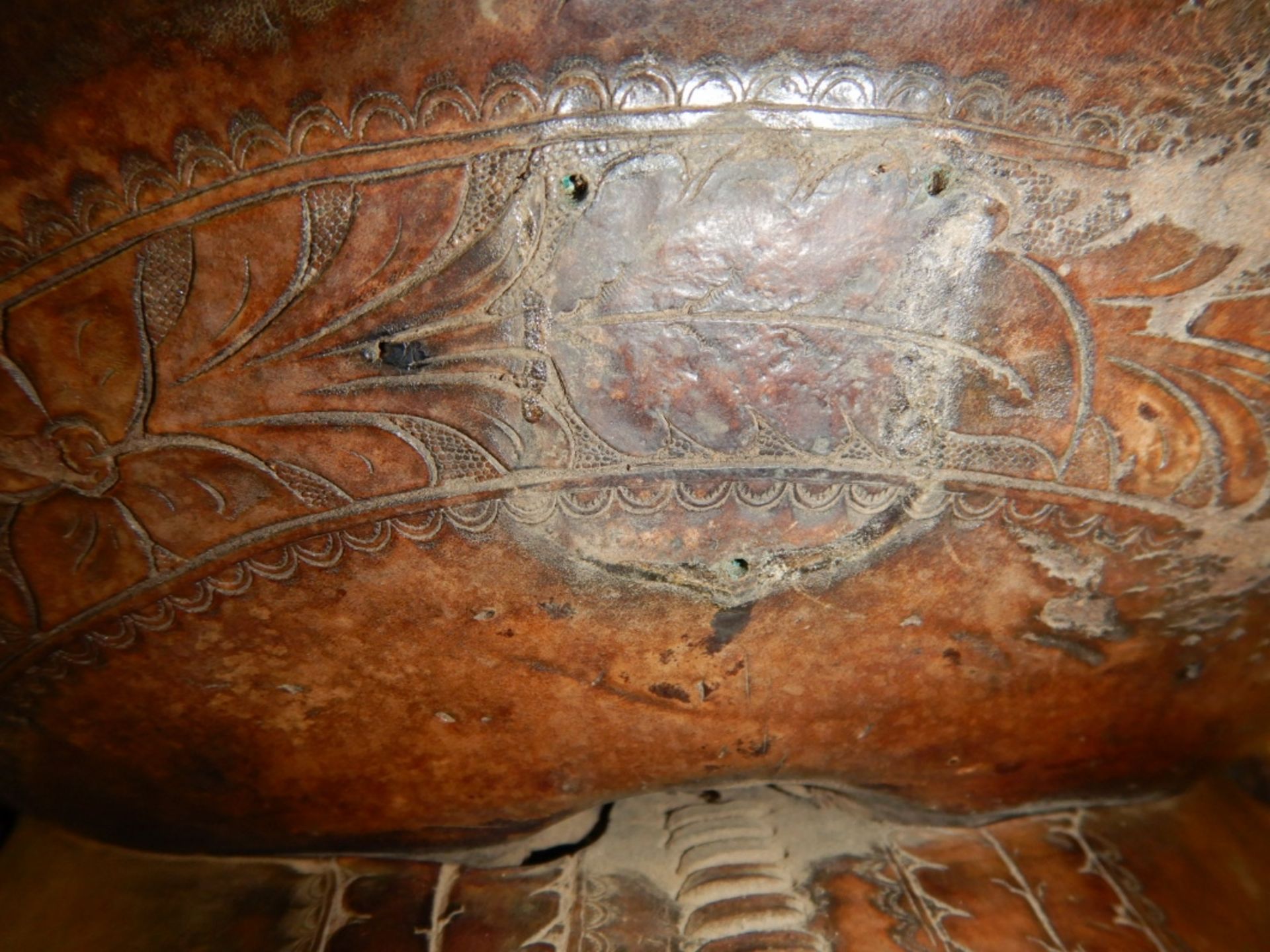 VINTAGE 14" WESTERN STOCK SADDLE, DBL RIG, RAWHIDE TREE, 15" FORKS, 6" CANTLE, RAWHIDE COVERED - Image 8 of 9