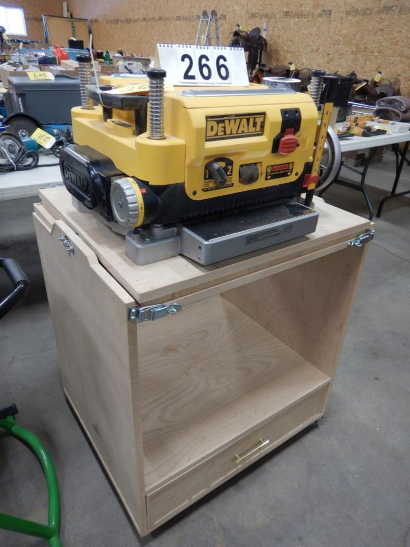 DEWALT DW735 13" THICKNESS PLANER W/ CART, S/N 2014 05-CT 289564