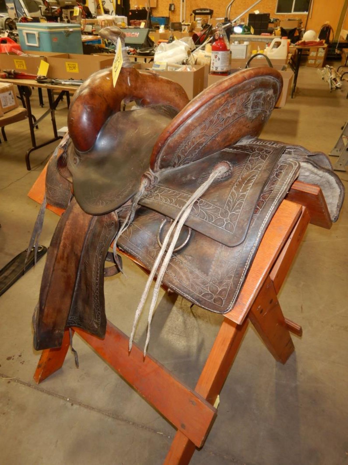 VINTAGE 14" WESTERN STOCK SADDLE, DBL RIG, RAWHIDE TREE, 15" FORKS, 6" CANTLE, RAWHIDE COVERED - Image 3 of 9