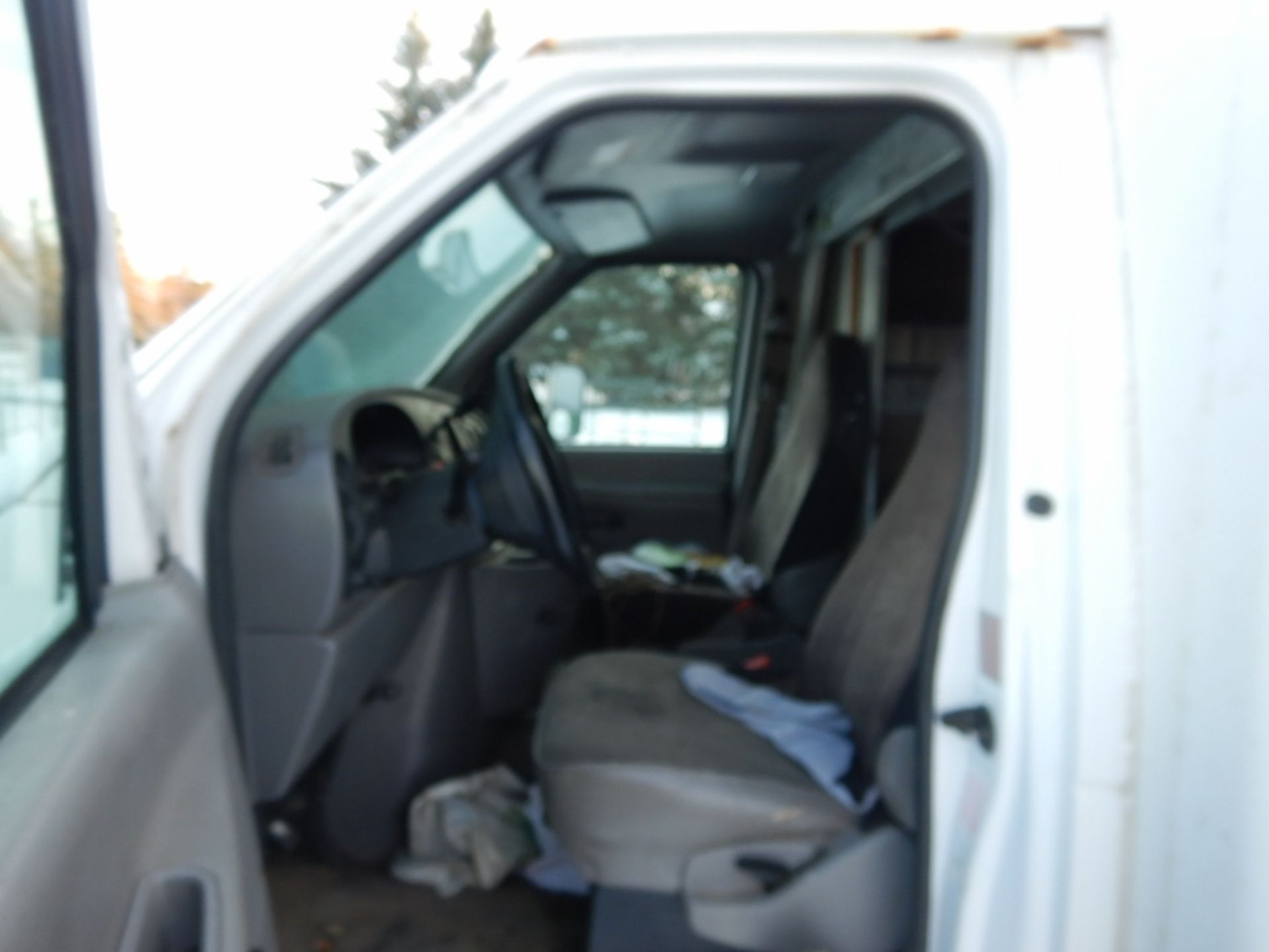 1997 FORD E350 CUBE VAN W/ DUAL WHEELS S/N 1FDKE30L2VHA87250, W/ ITB CUBE - INOPERABLE - Image 4 of 8