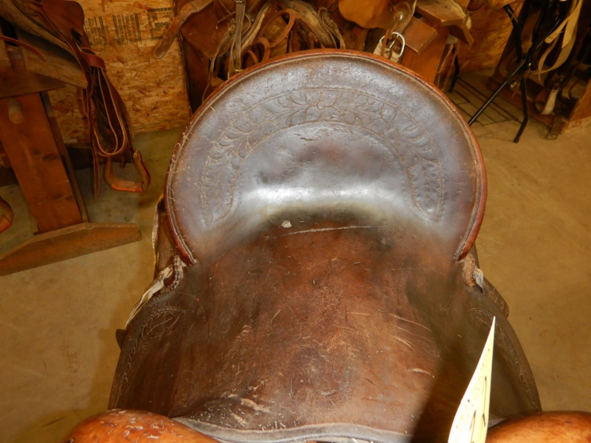 VINTAGE 14" WESTERN STOCK SADDLE, DBL RIG, RAWHIDE TREE, 15" FORKS, 6" CANTLE, RAWHIDE COVERED - Image 6 of 9