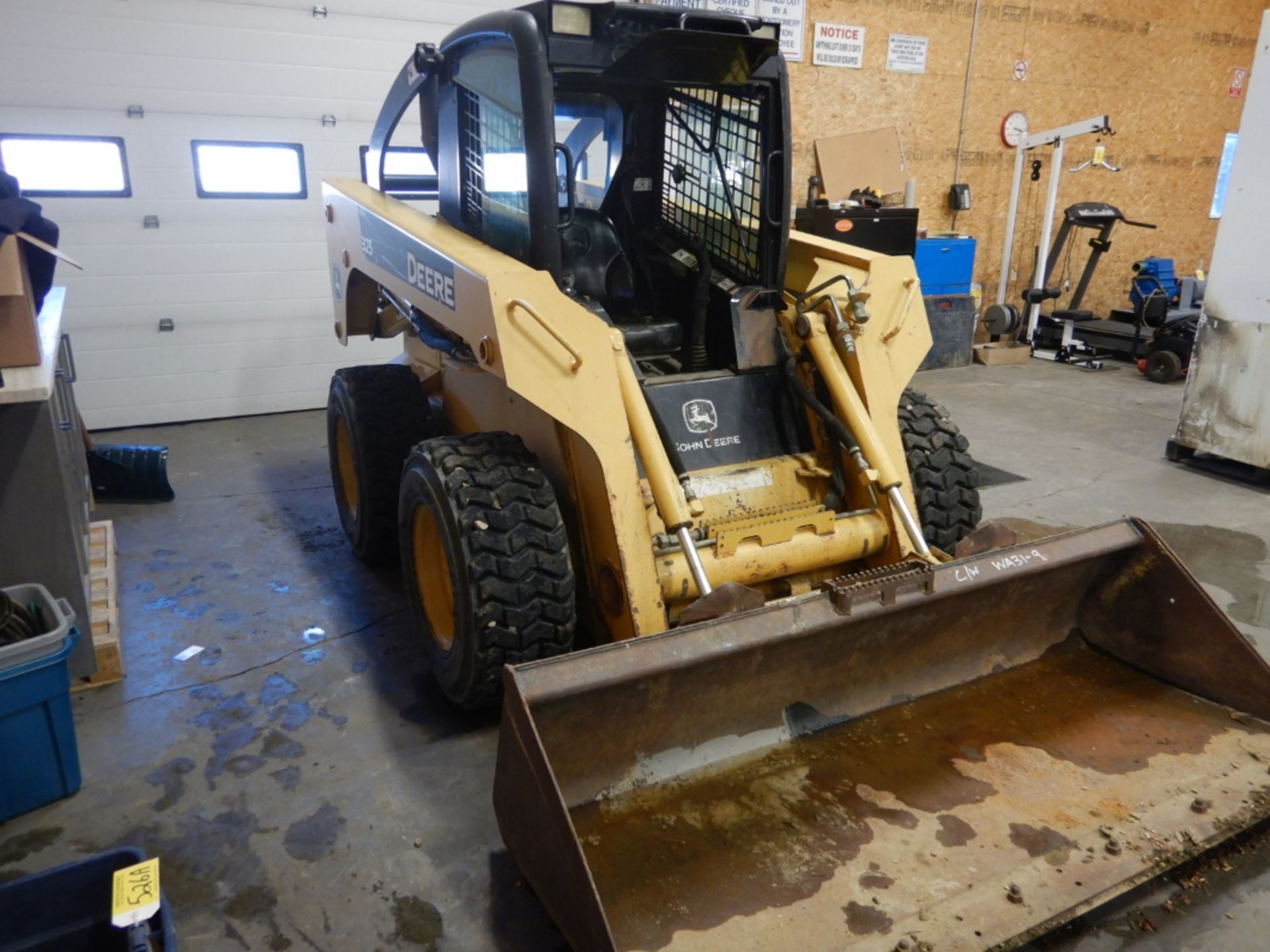 JOHN DEERE 325 SKID STEER W/ 79" SMOOTH BUCKET S/N T00325A124957, 2525 HRS SHOWING - Image 4 of 14