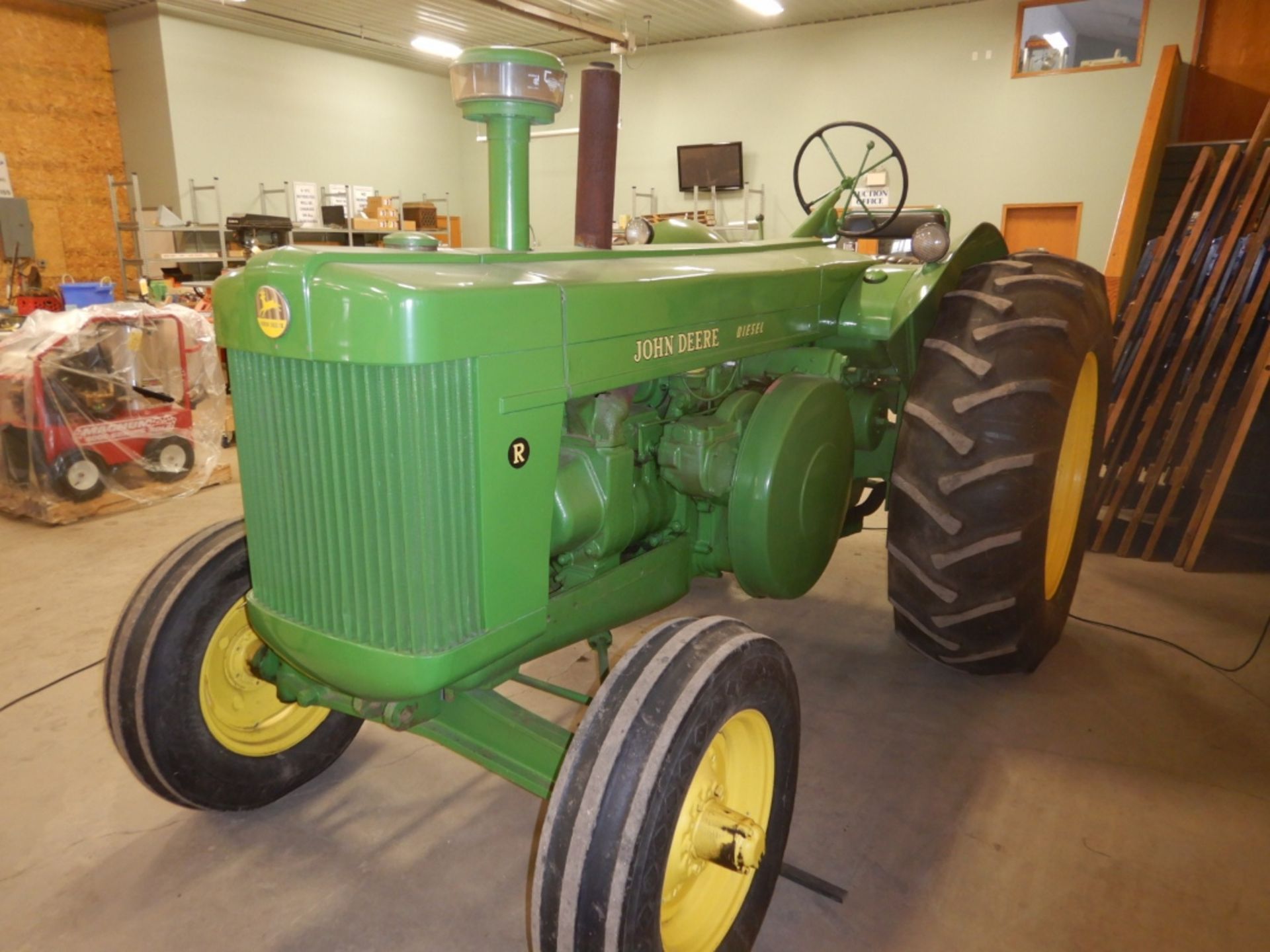 JOHN DEERE 'R' DIESEL TRACTOR - VINTAGE- RUNS VERY WELL, EVERYTHING WORKING, S/N - PLATE NOT - Image 4 of 4