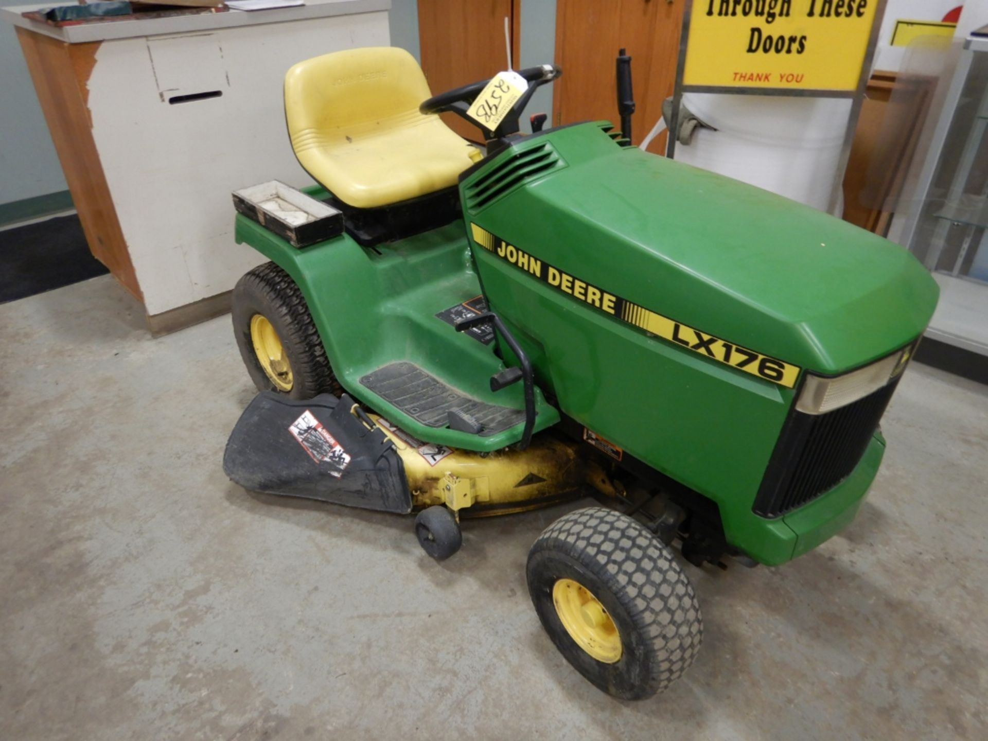 JOHN DEERE LX136 LAWN TRACTOR W/ 38" MULCHING DECK - INOPERABLE - HOLE IN ENGINE BLOCK