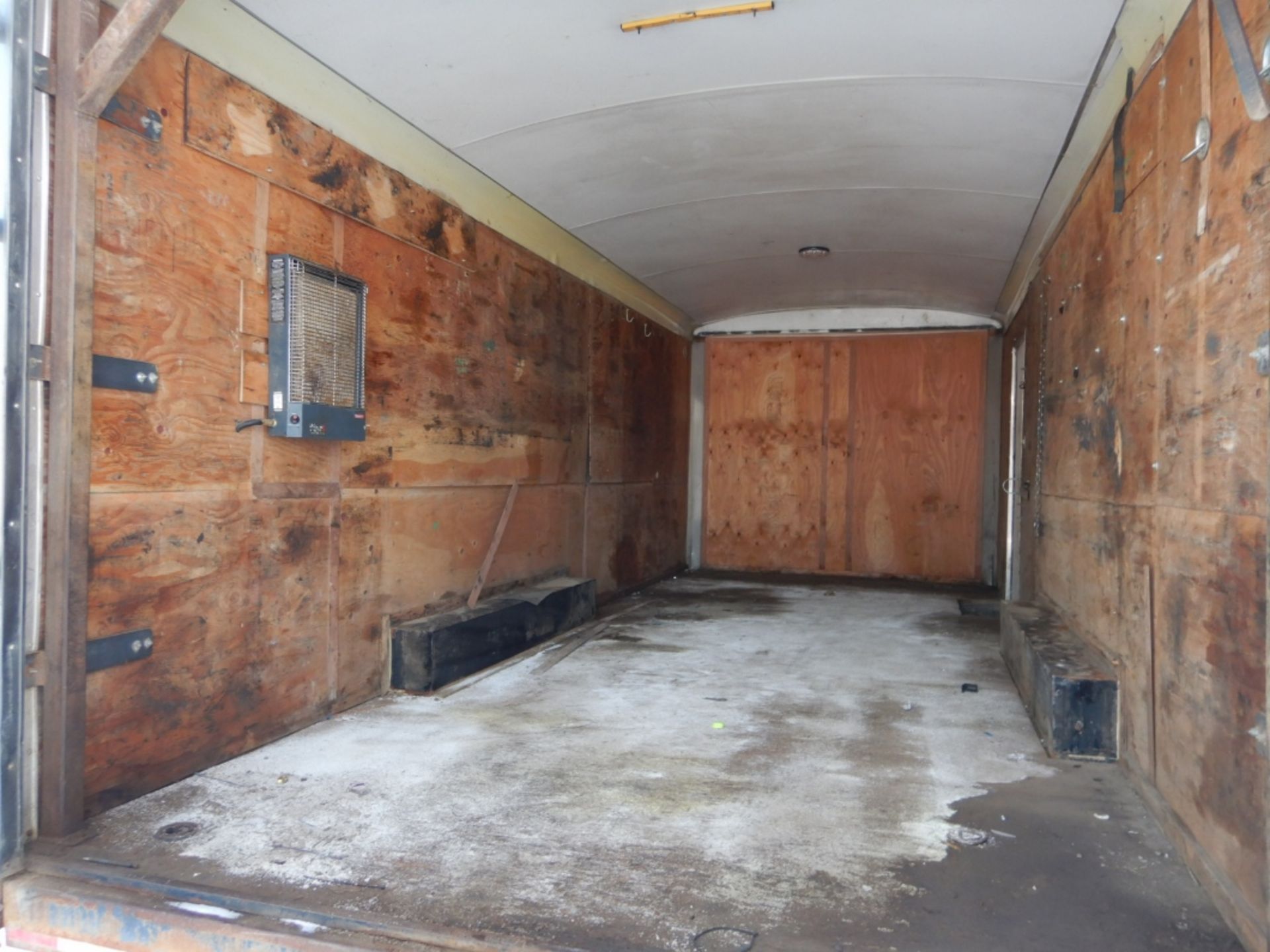 2014 TNT T/A ENCLOSED TRAILER 8.5 FT X 20 FT W/ MAN DOOR, DBL REAR DOORS, 2X8000 LB AXLES - Image 6 of 10