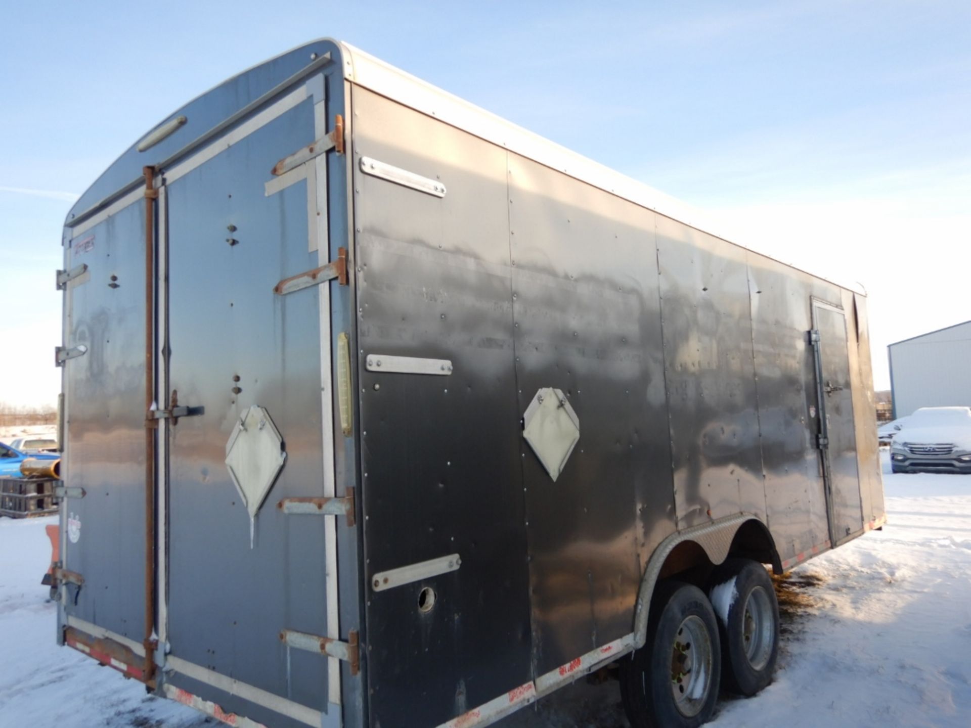 2014 TNT T/A ENCLOSED TRAILER 8.5 FT X 20 FT W/ MAN DOOR, DBL REAR DOORS, 2X8000 LB AXLES - Image 5 of 10