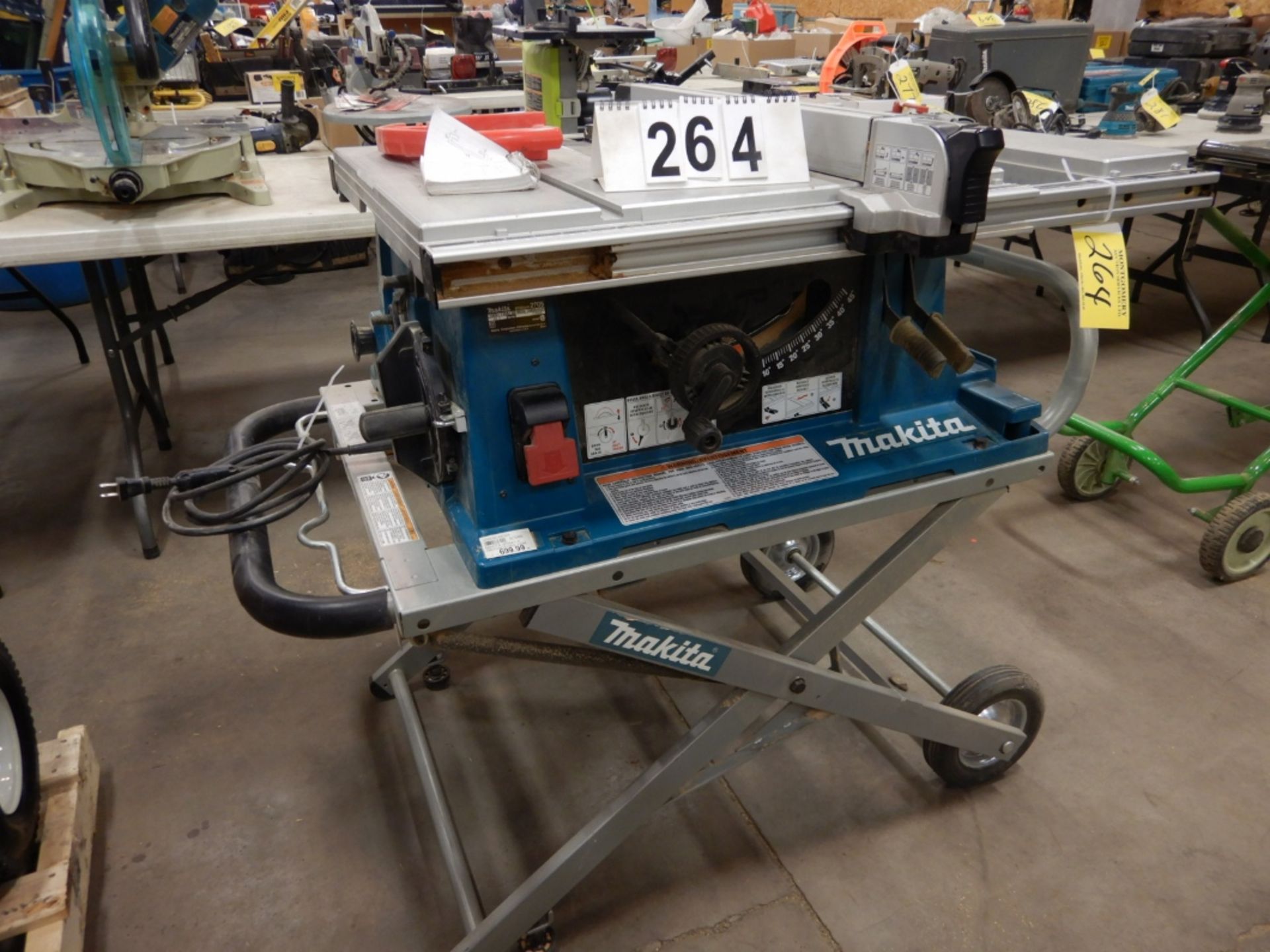 MAKITA CONTRACTORS 10" TABLE SAW W/MAKITA COLLAPSIBLE SAW STAND