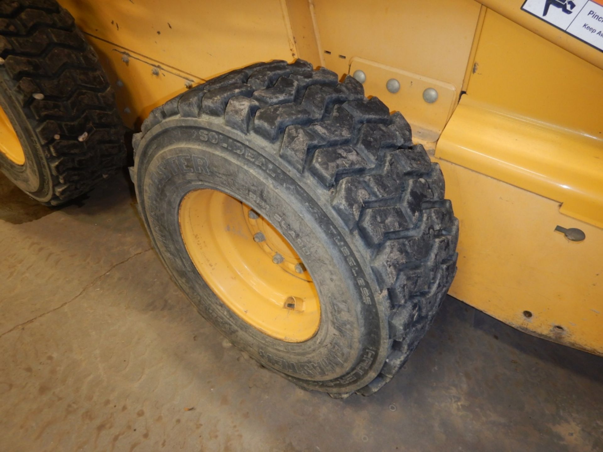 JOHN DEERE 325 SKID STEER W/ 79" SMOOTH BUCKET S/N T00325A124957, 2525 HRS SHOWING - Bild 12 aus 14