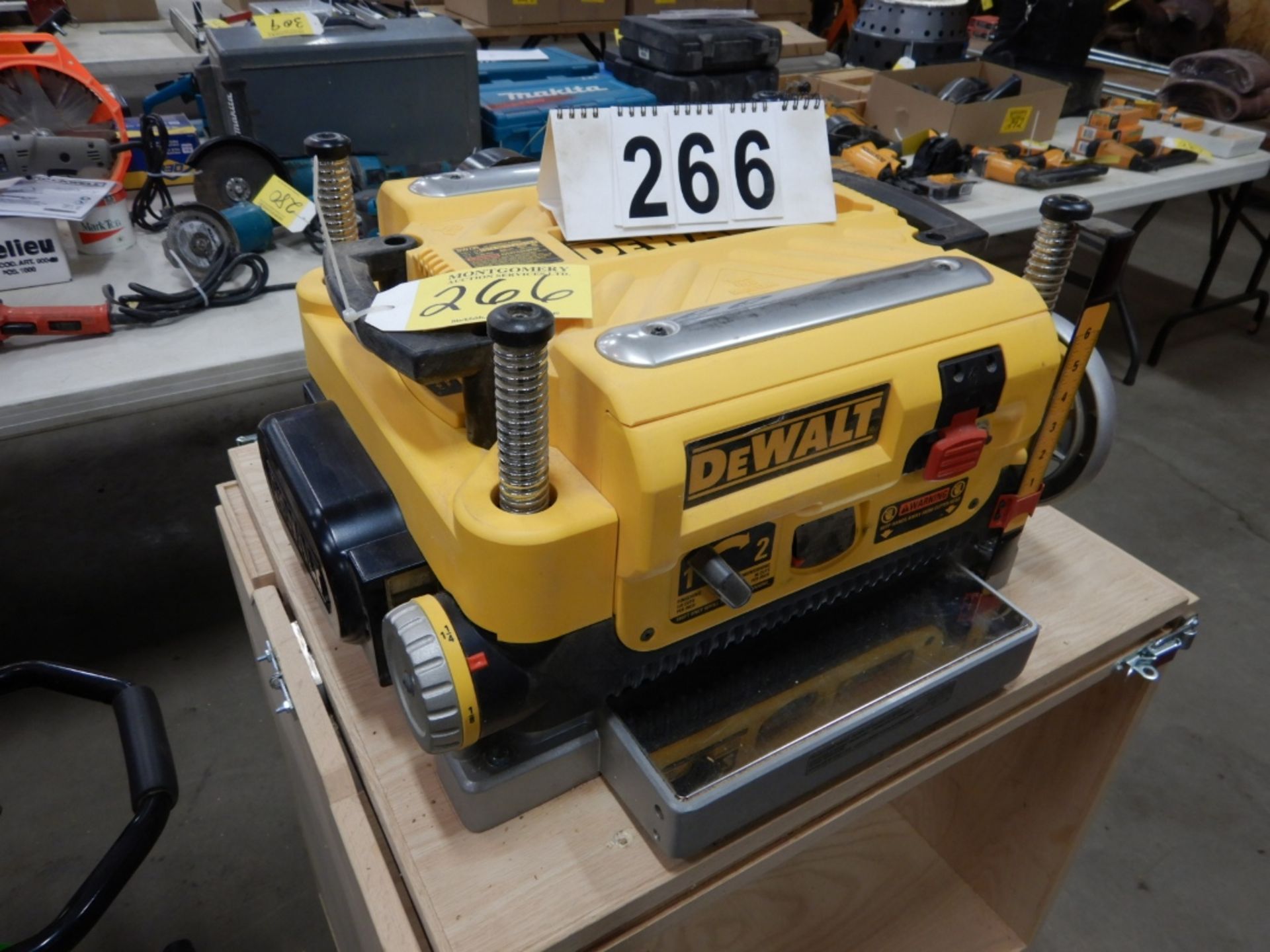 DEWALT DW735 13" THICKNESS PLANER W/ CART, S/N 2014 05-CT 289564 - Image 2 of 4