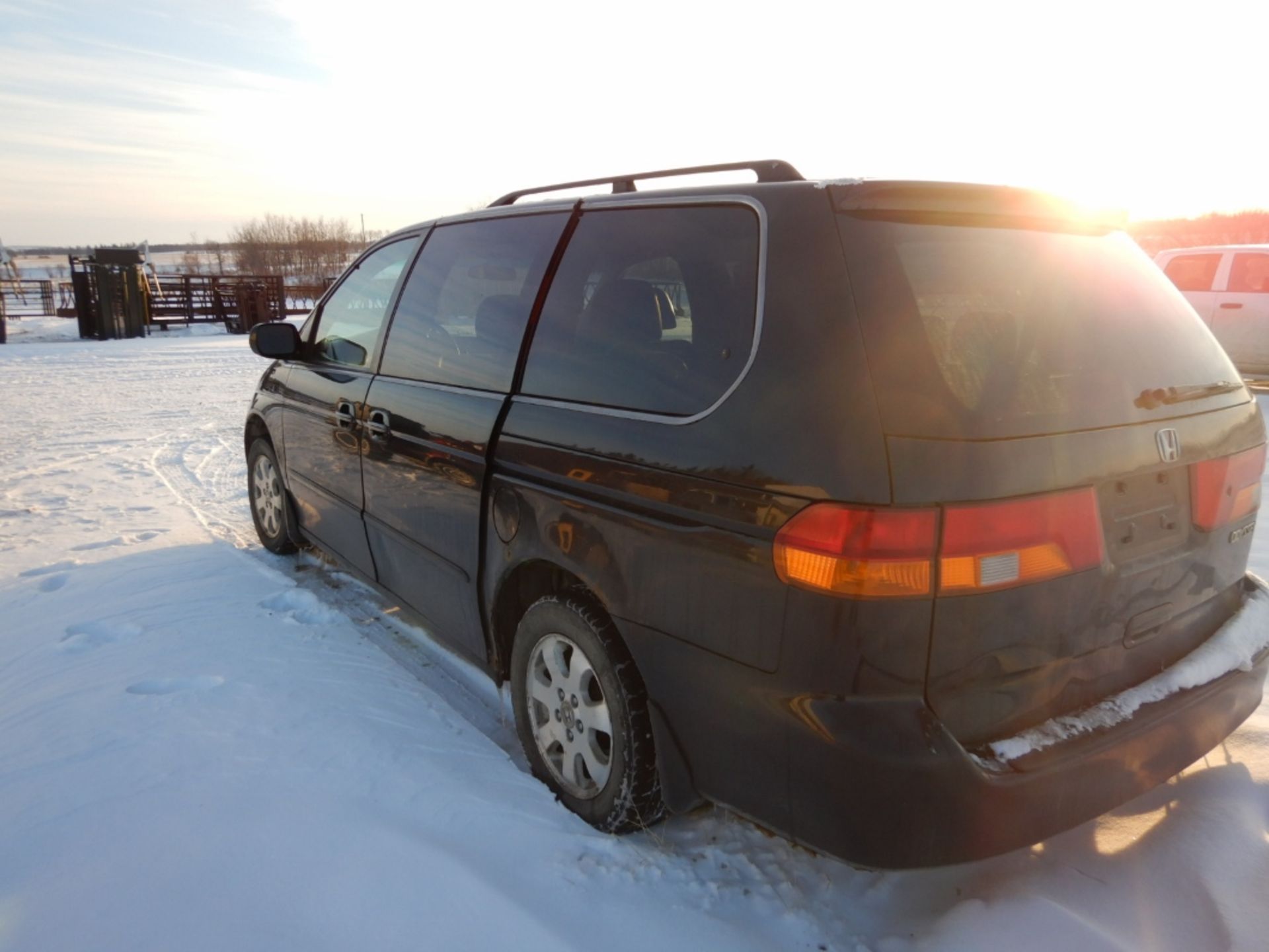 2003 HONDA ODYSEY MINI VAN S/N 2HKRL18013H015431, 333,711 KM SHOWING - Image 5 of 12