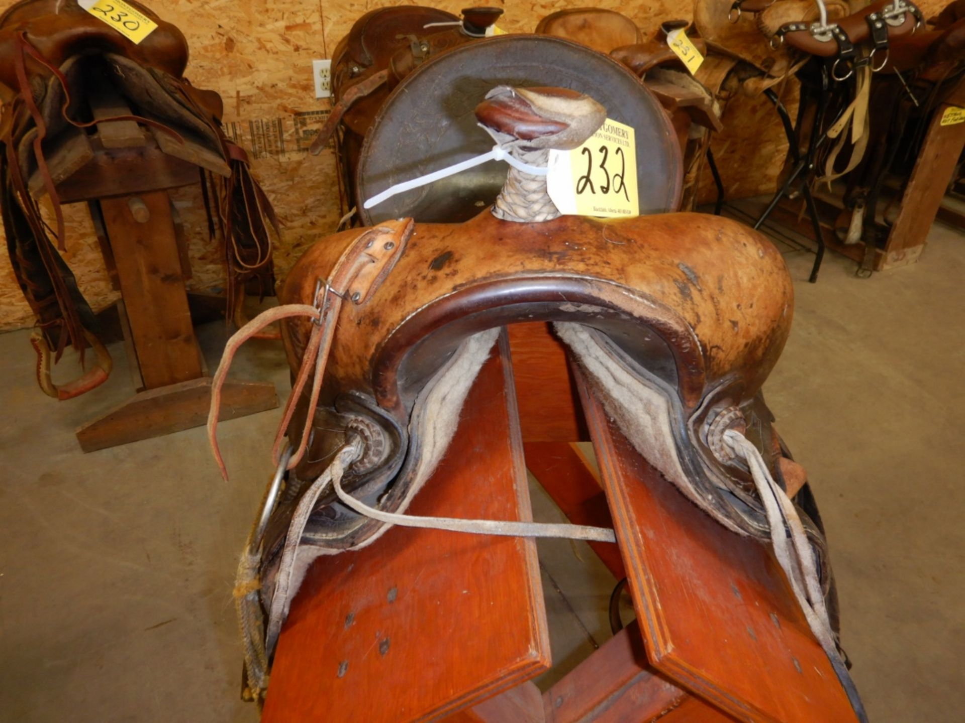 VINTAGE 14" WESTERN STOCK SADDLE, DBL RIG, RAWHIDE TREE, 15" FORKS, 6" CANTLE, RAWHIDE COVERED - Image 5 of 9