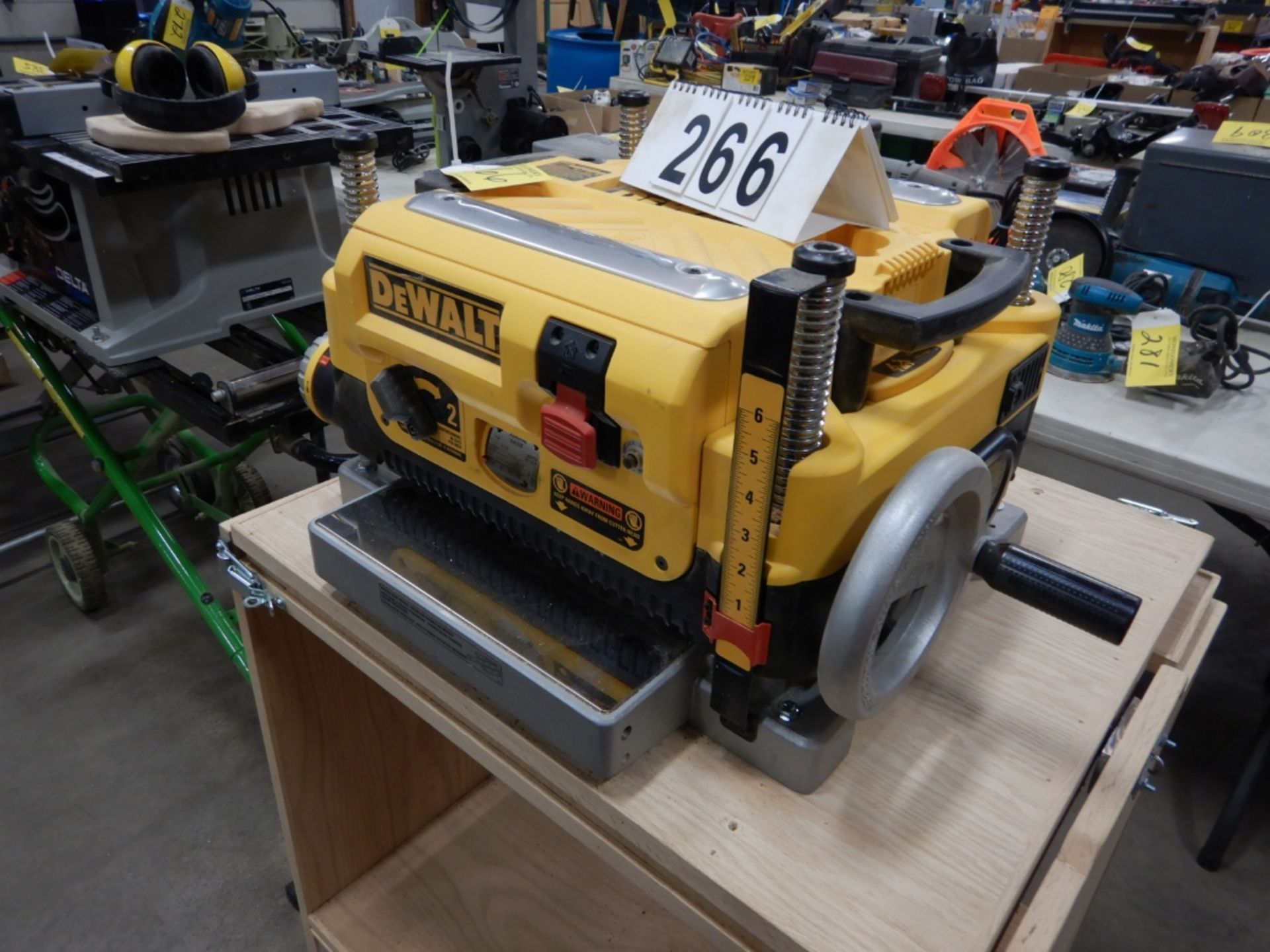 DEWALT DW735 13" THICKNESS PLANER W/ CART, S/N 2014 05-CT 289564 - Image 3 of 4