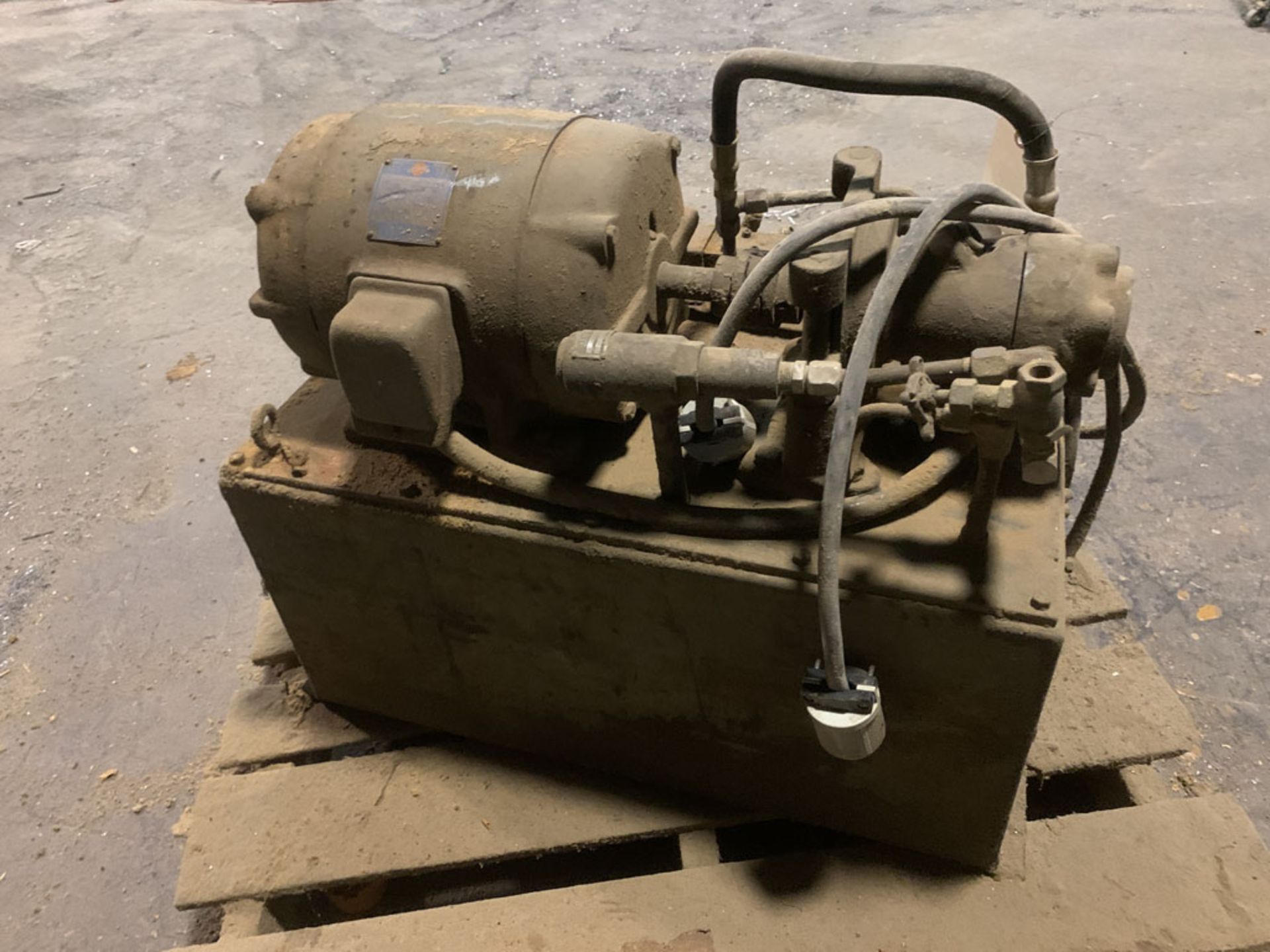 Pump, hydraulic with tank - Image 2 of 2