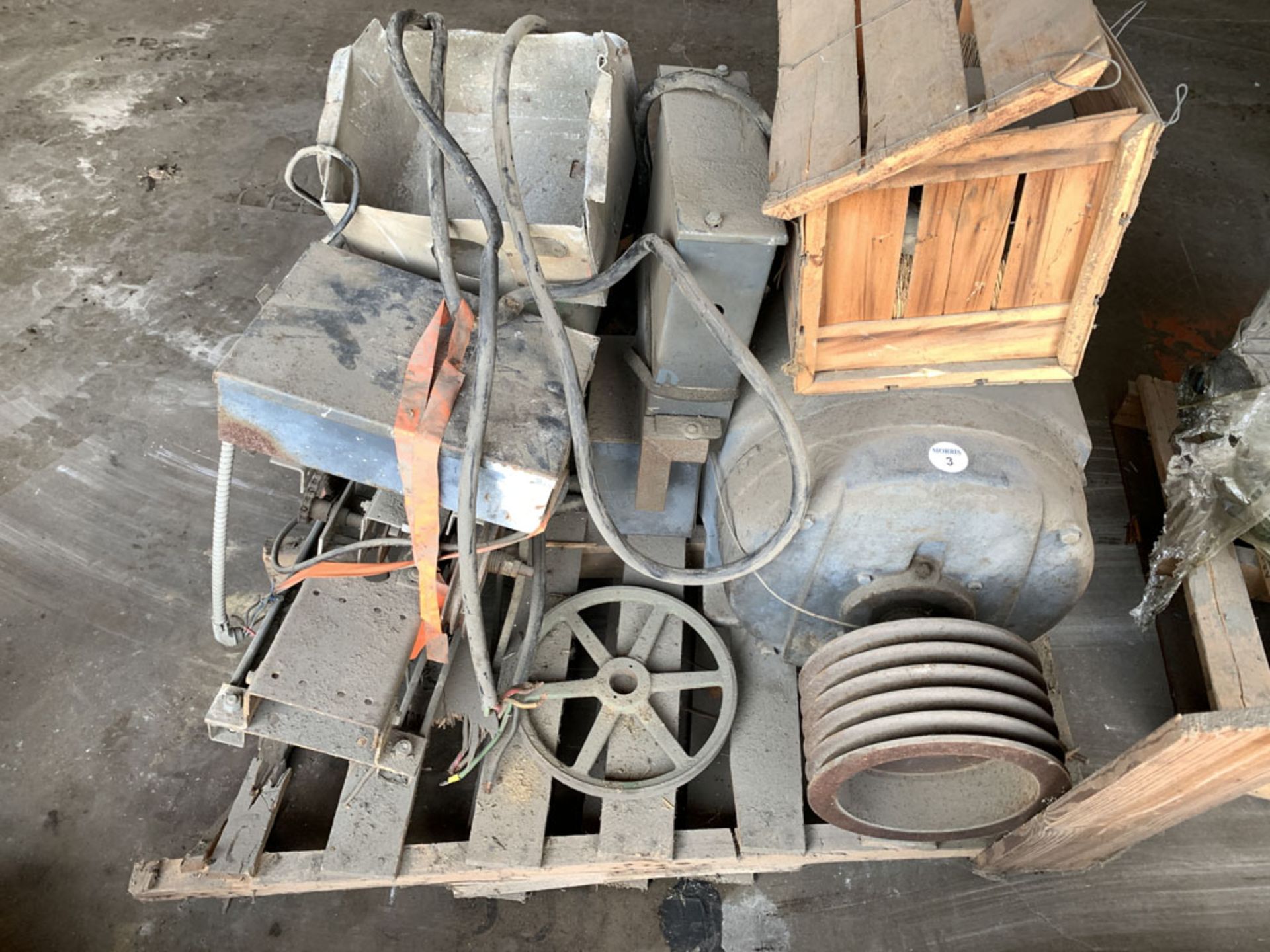 Motor large and breaker box