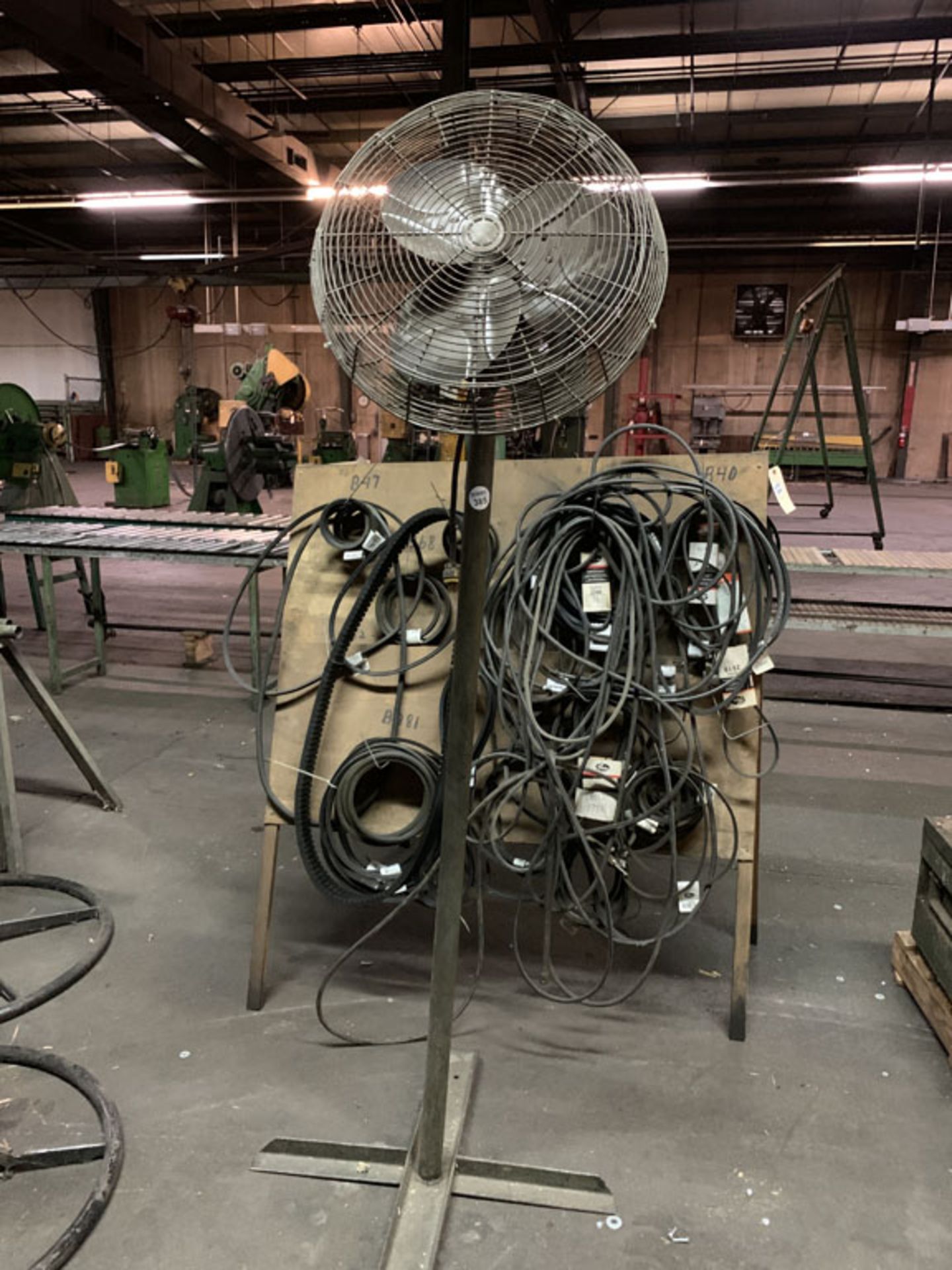 Fan, 3 blade on stand 22"