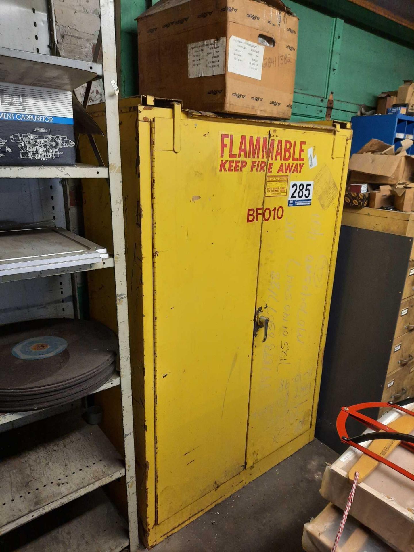 Paint Cabinet , Shelving - Image 2 of 6