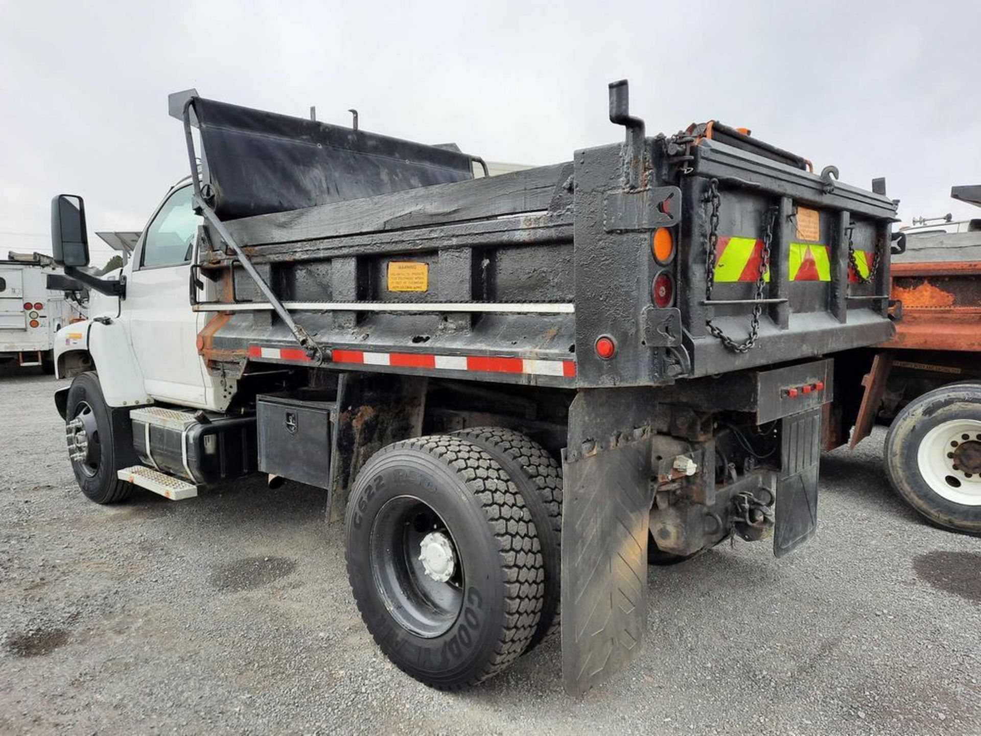 2005 GMC C7500 10' S/A DUMP TRUCK (VDOT UNIT: R07161) - Image 2 of 24