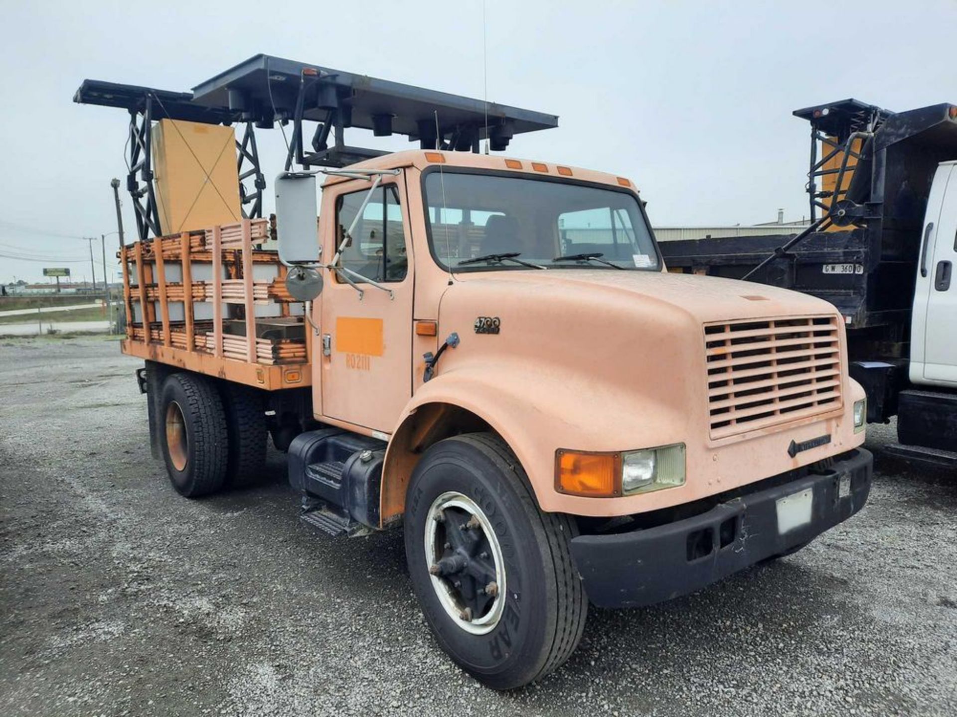 1996 INTERNATIONAL 4700 10' S/A TRUCK - CRASH CUSHION (VDOT UNIT: R02111)