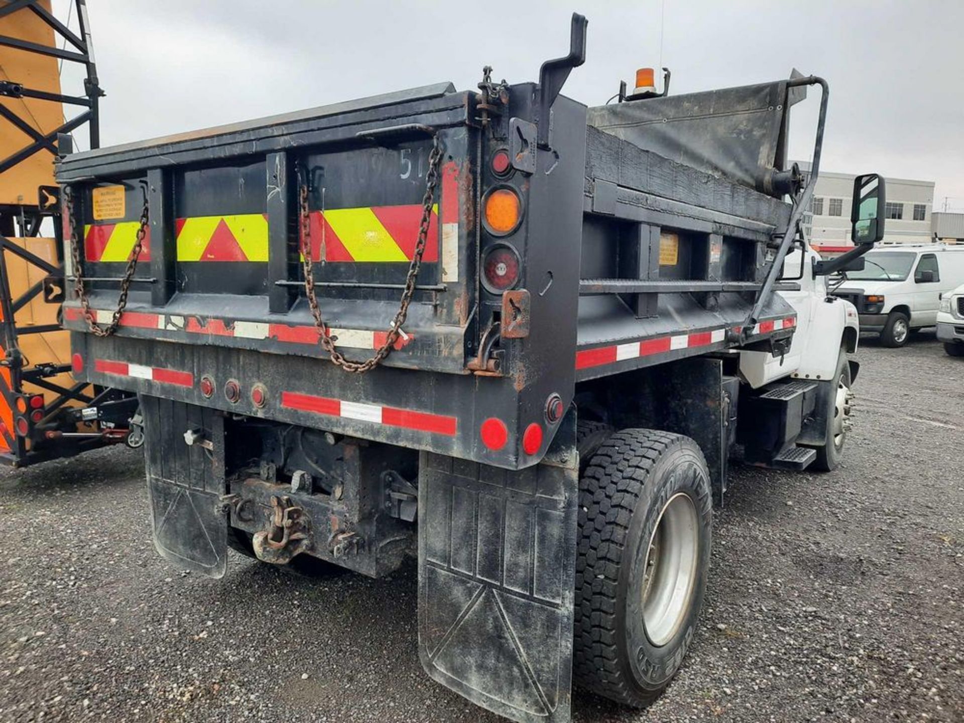 2005 GMC C7500 10' S/A DUMP TRUCK (VDOT UNIT: R07351) - Image 3 of 16