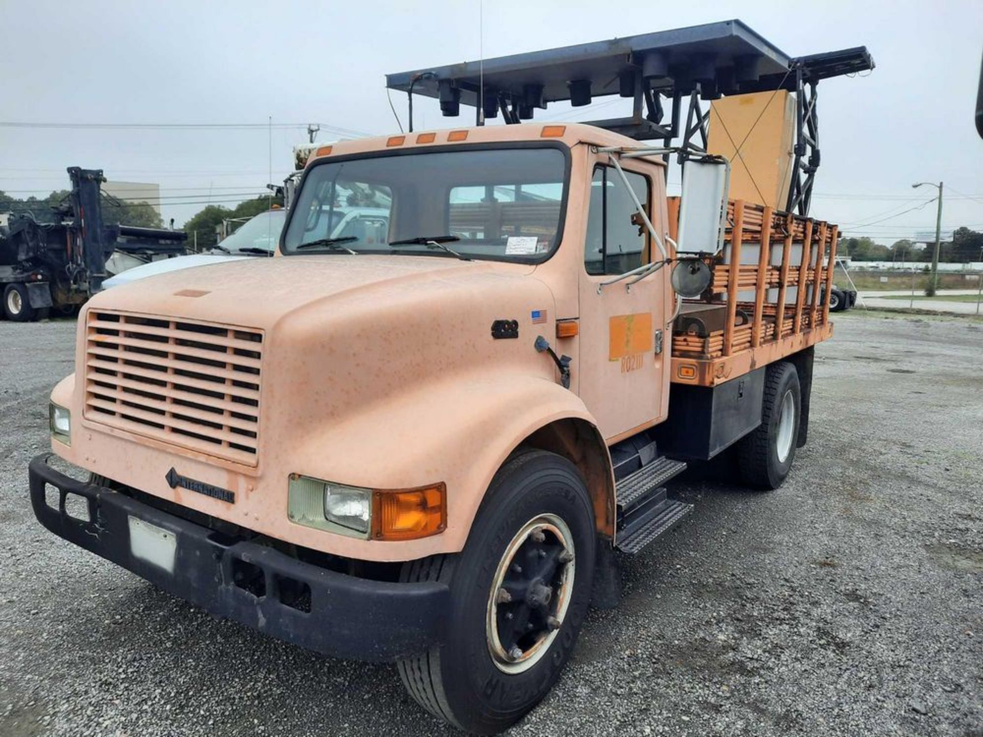 1996 INTERNATIONAL 4700 10' S/A TRUCK - CRASH CUSHION (VDOT UNIT: R02111) - Image 2 of 15