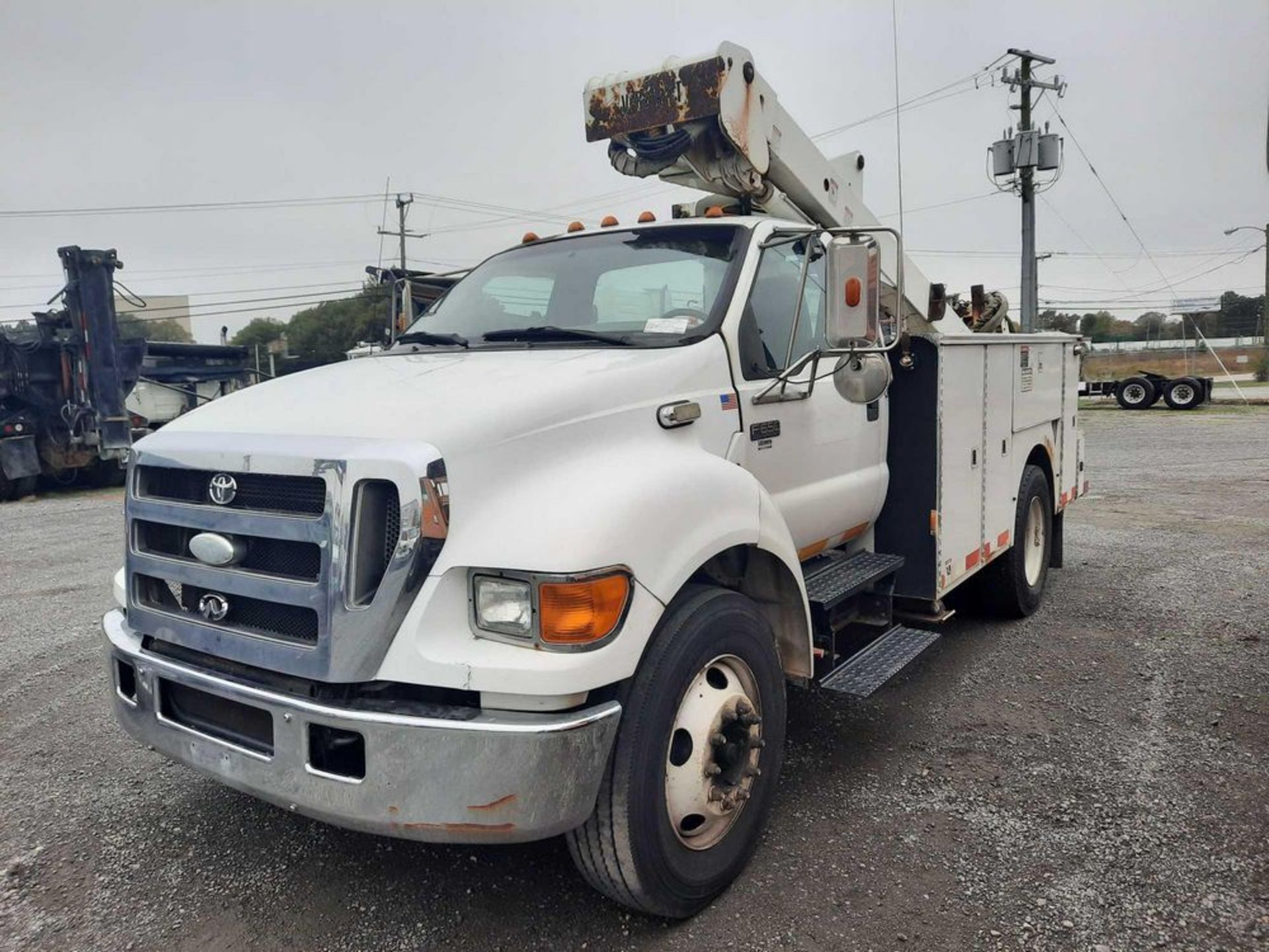 2004 FORD F650 TRUCK - AERIAL BUCKET (VDOT UNIT: R06607)