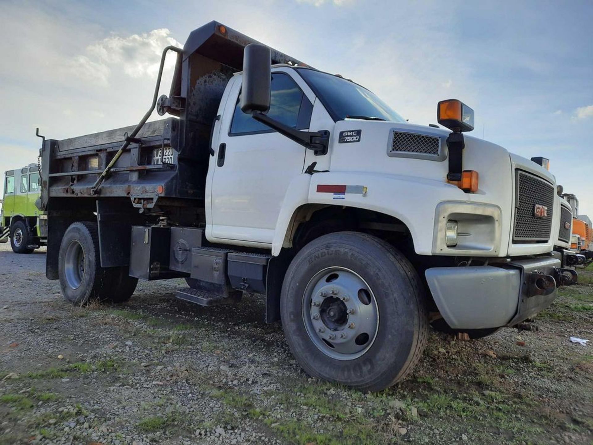 2005 GMC C7500 S/A DUMP TRUCK (INOP )(VDOT UNIT: R07185) - Image 4 of 26